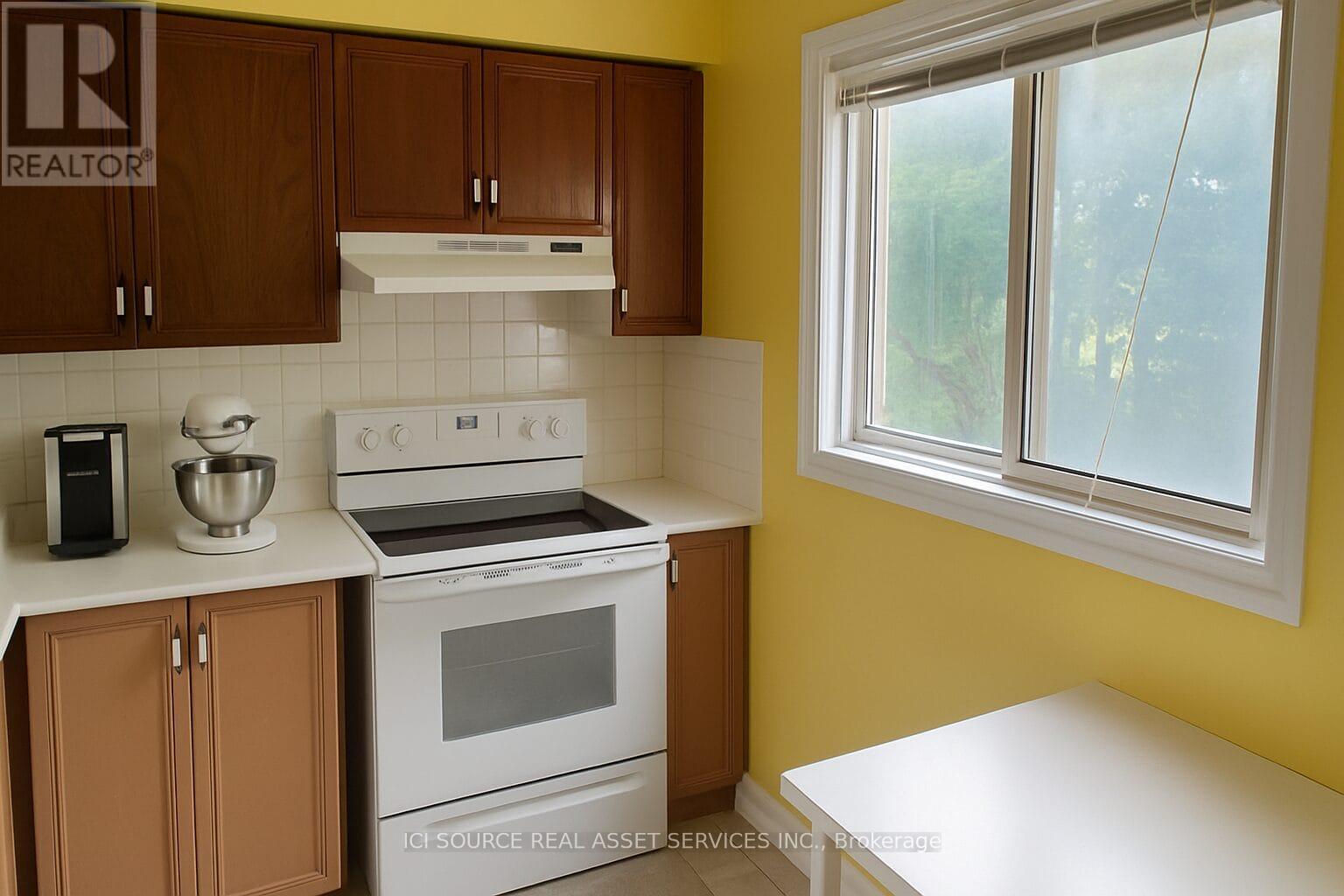 Photo 2 of 7 21 Evergreen Court, Barrie ON