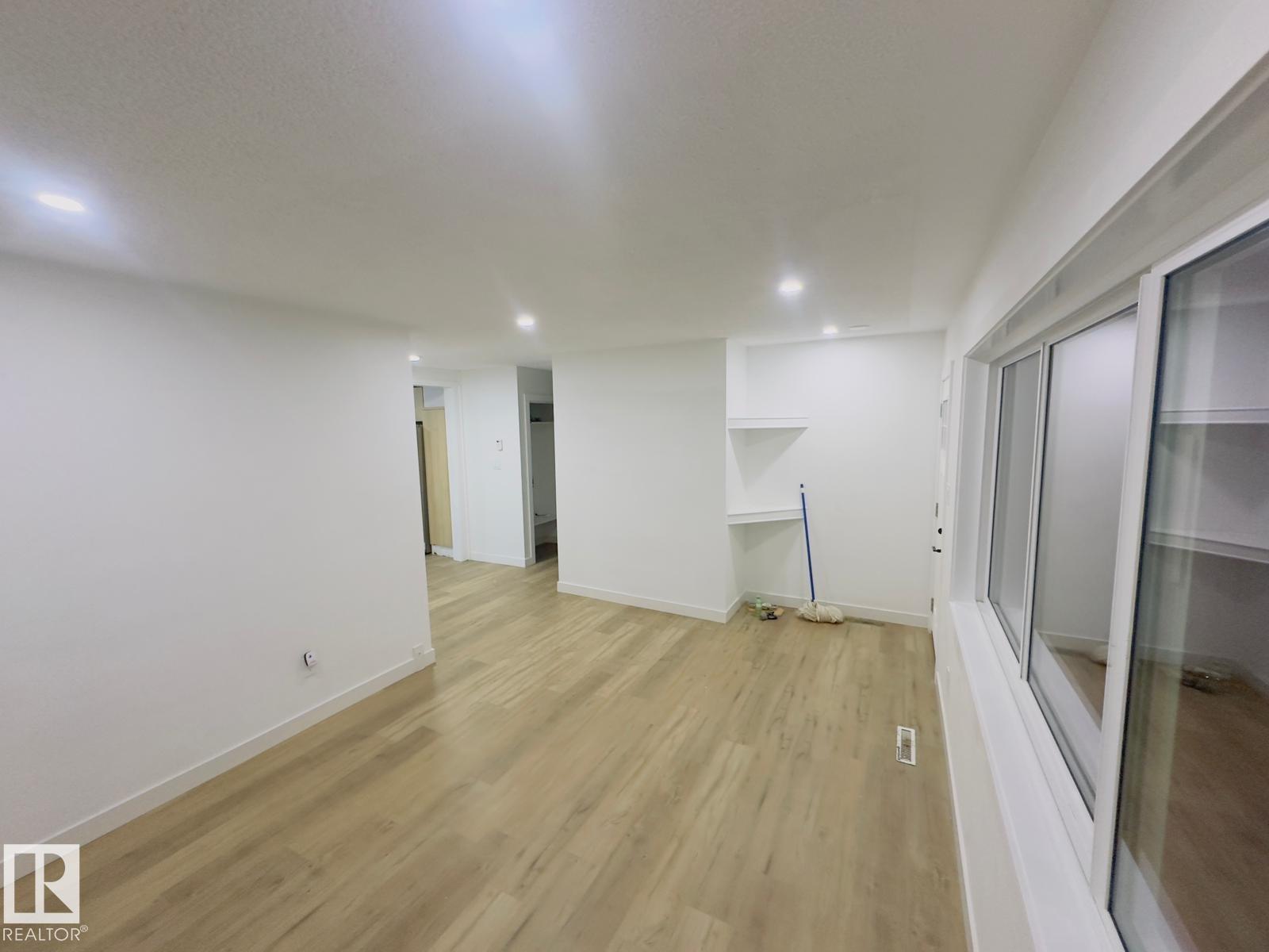 Photo 3 of 15911 108 Av Nw, Edmonton AB