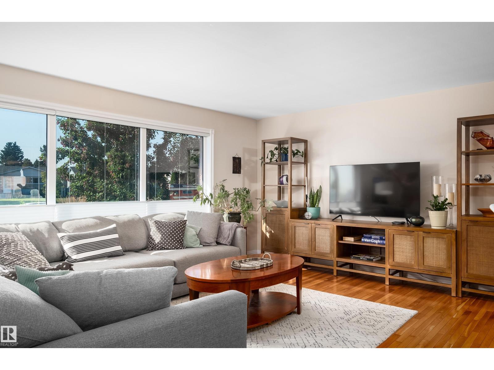 Photo 5 of 7708 106 A Av Nw, Edmonton AB