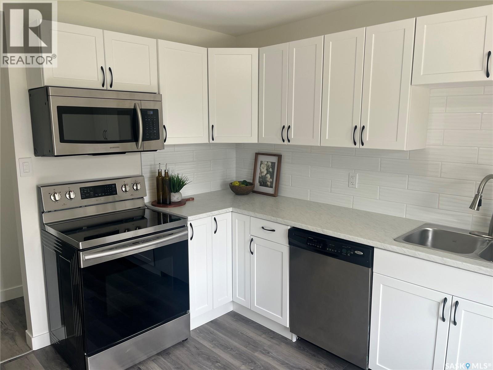Photo 12 of 711 18th Avenue E, Regina SK
