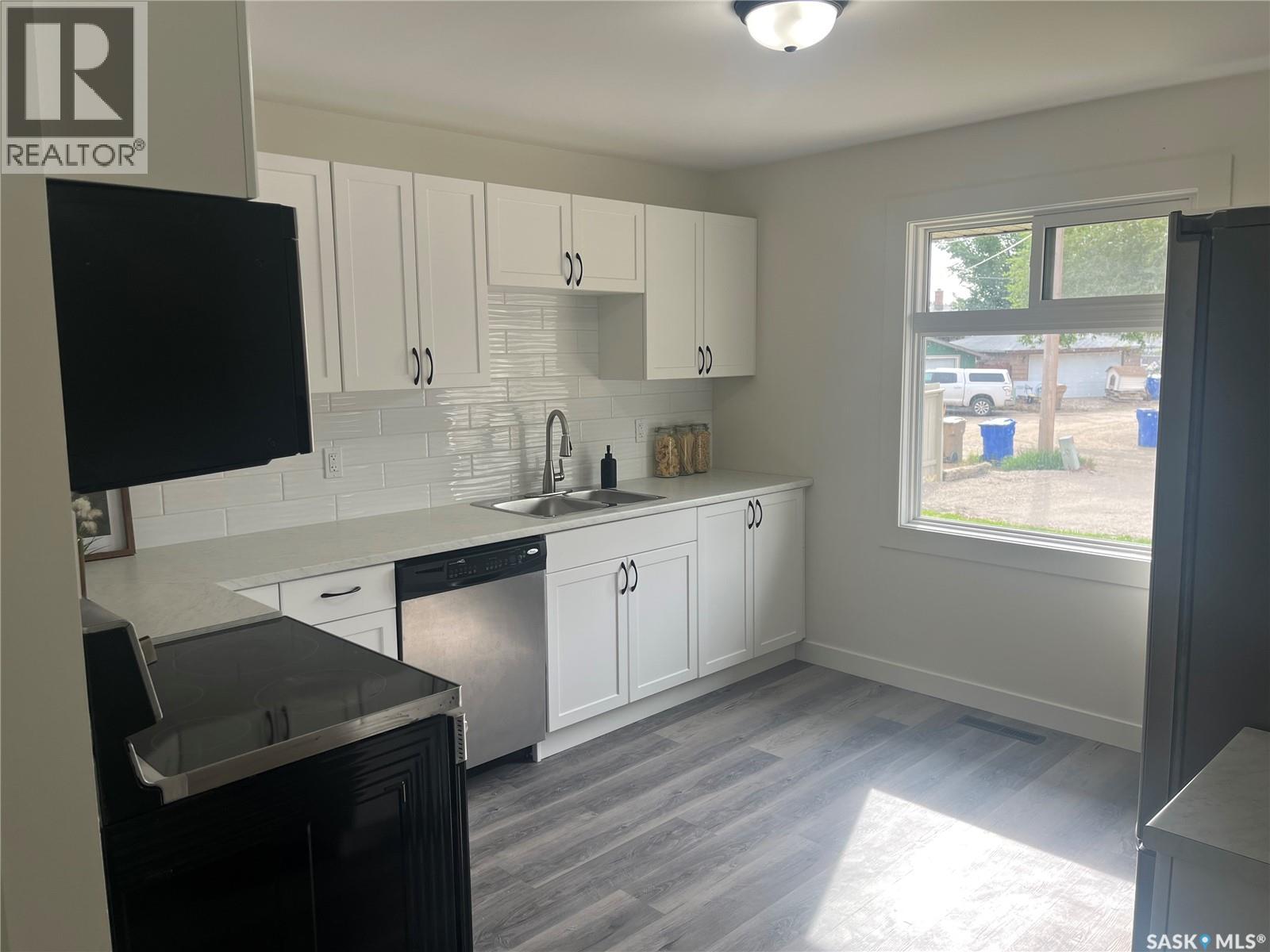 Photo 13 of 711 18th Avenue E, Regina SK