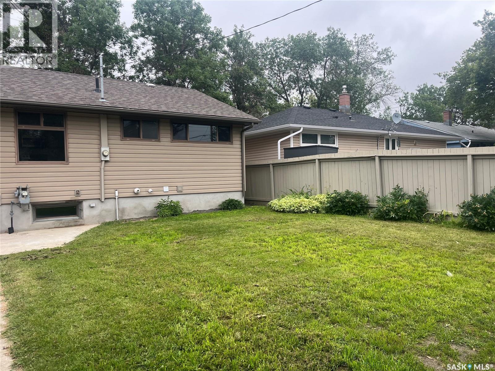 Photo 3 of 711 18th Avenue E, Regina SK