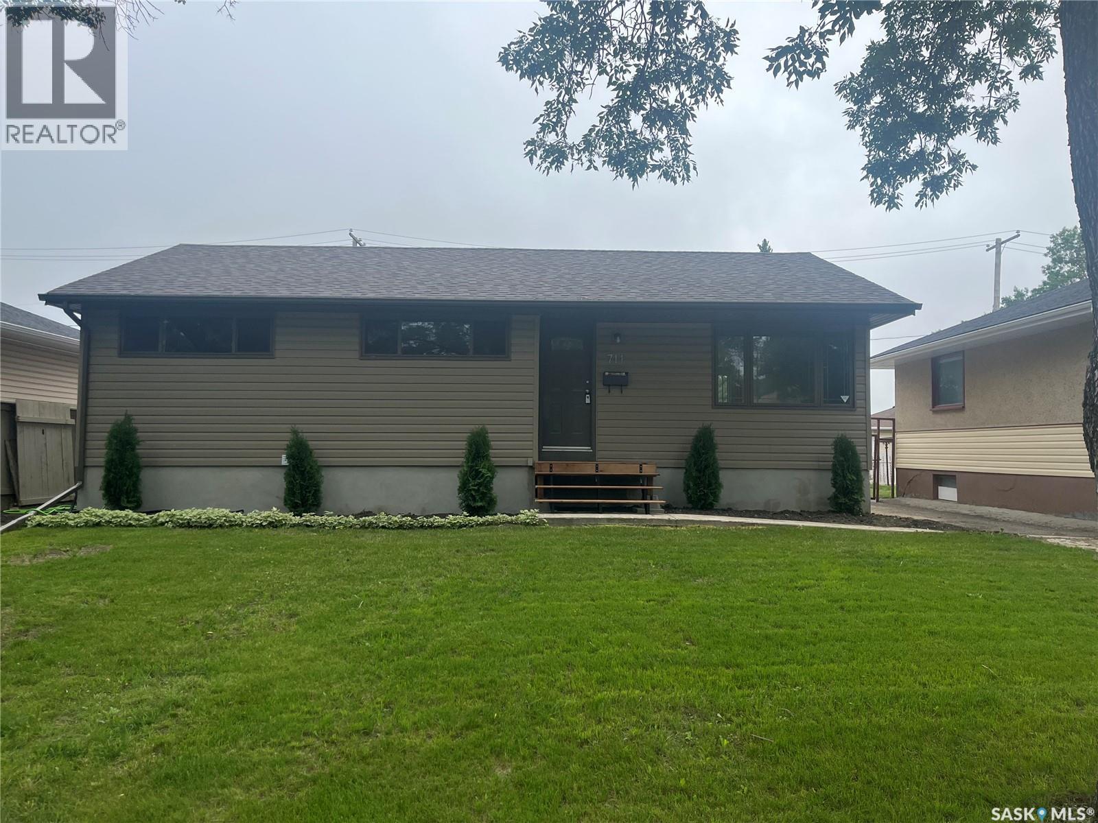 Photo 2 of 711 18th Avenue E, Regina SK