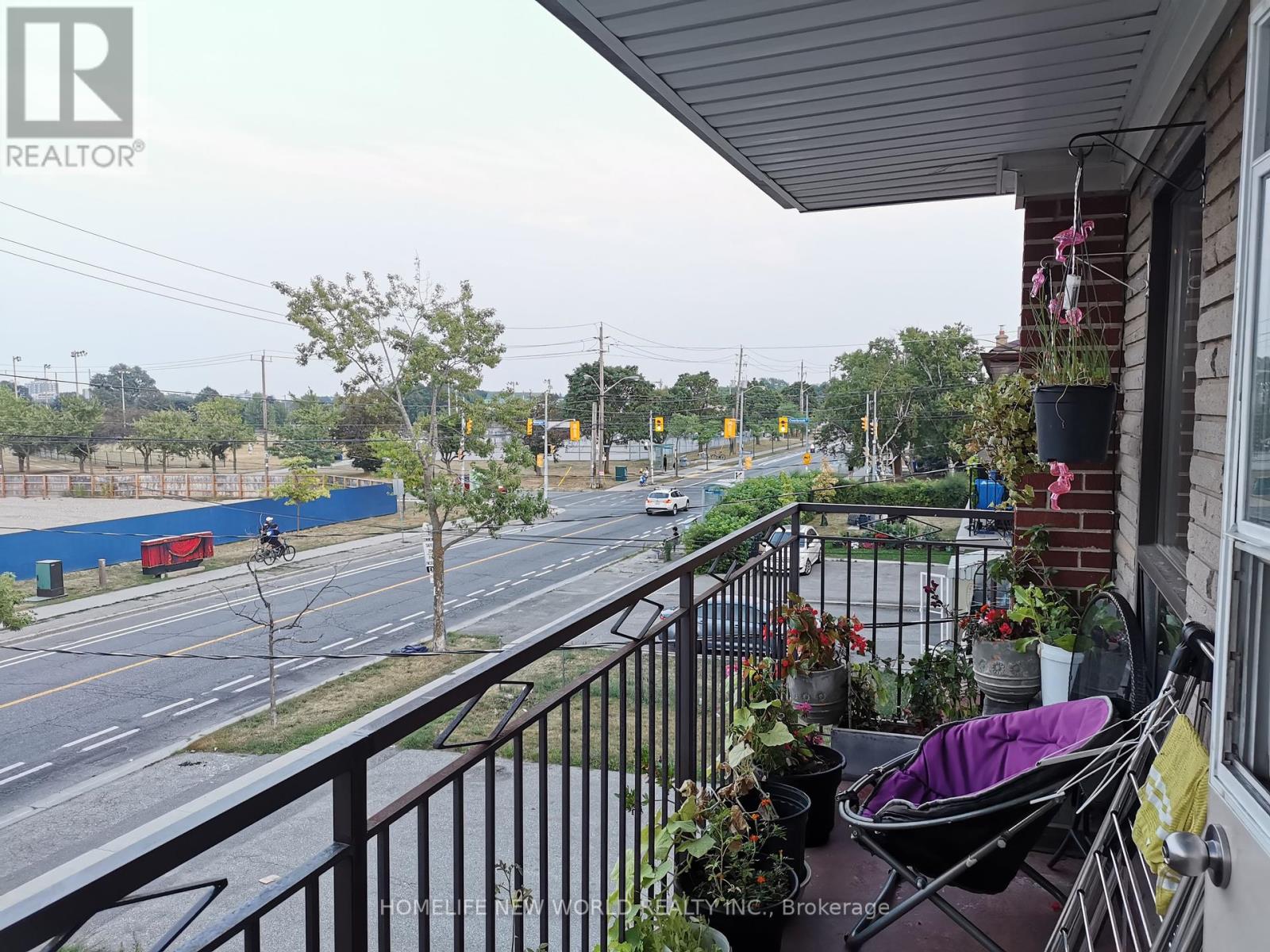 Photo 6 of 3 230 Wilmington Avenue, Toronto ON