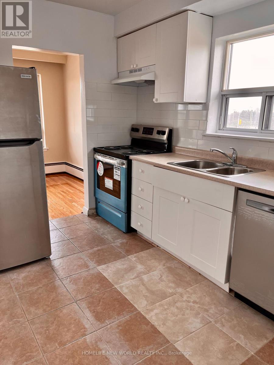 Photo 11 of 3 230 Wilmington Avenue, Toronto ON