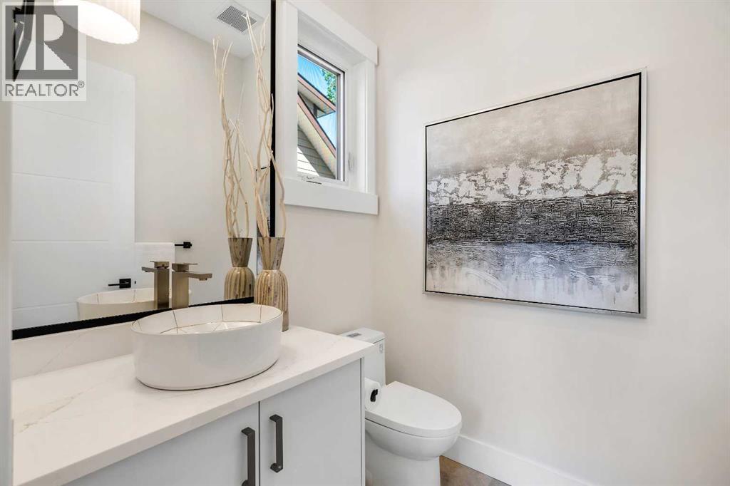 Photo 19 of 1130 A Regent Crescent Ne, Calgary AB