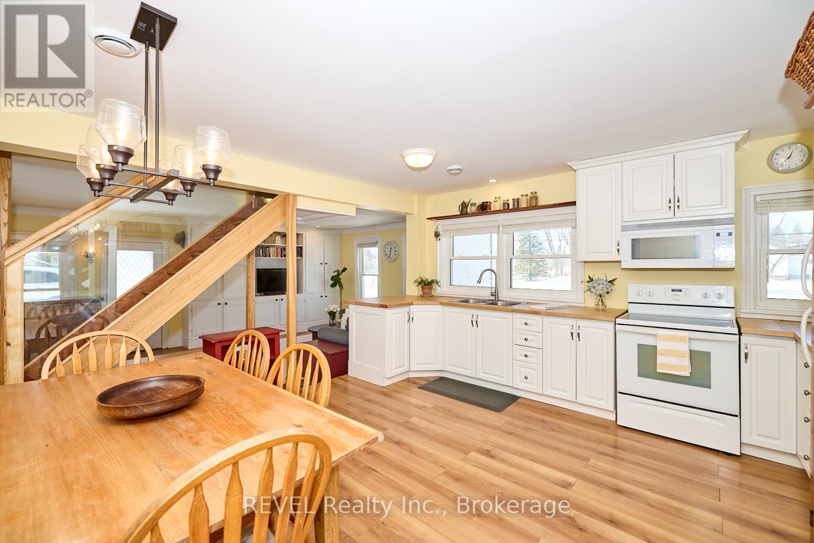 Photo 18 of 1819 Balfour Street, Pelham ON