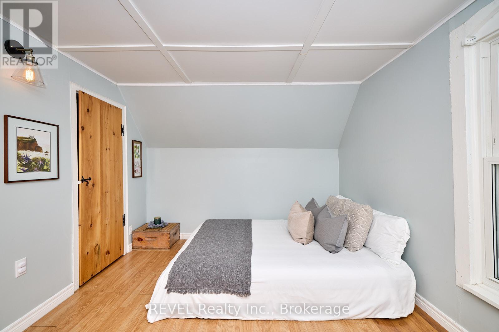 Photo 24 of 1819 Balfour Street, Pelham ON