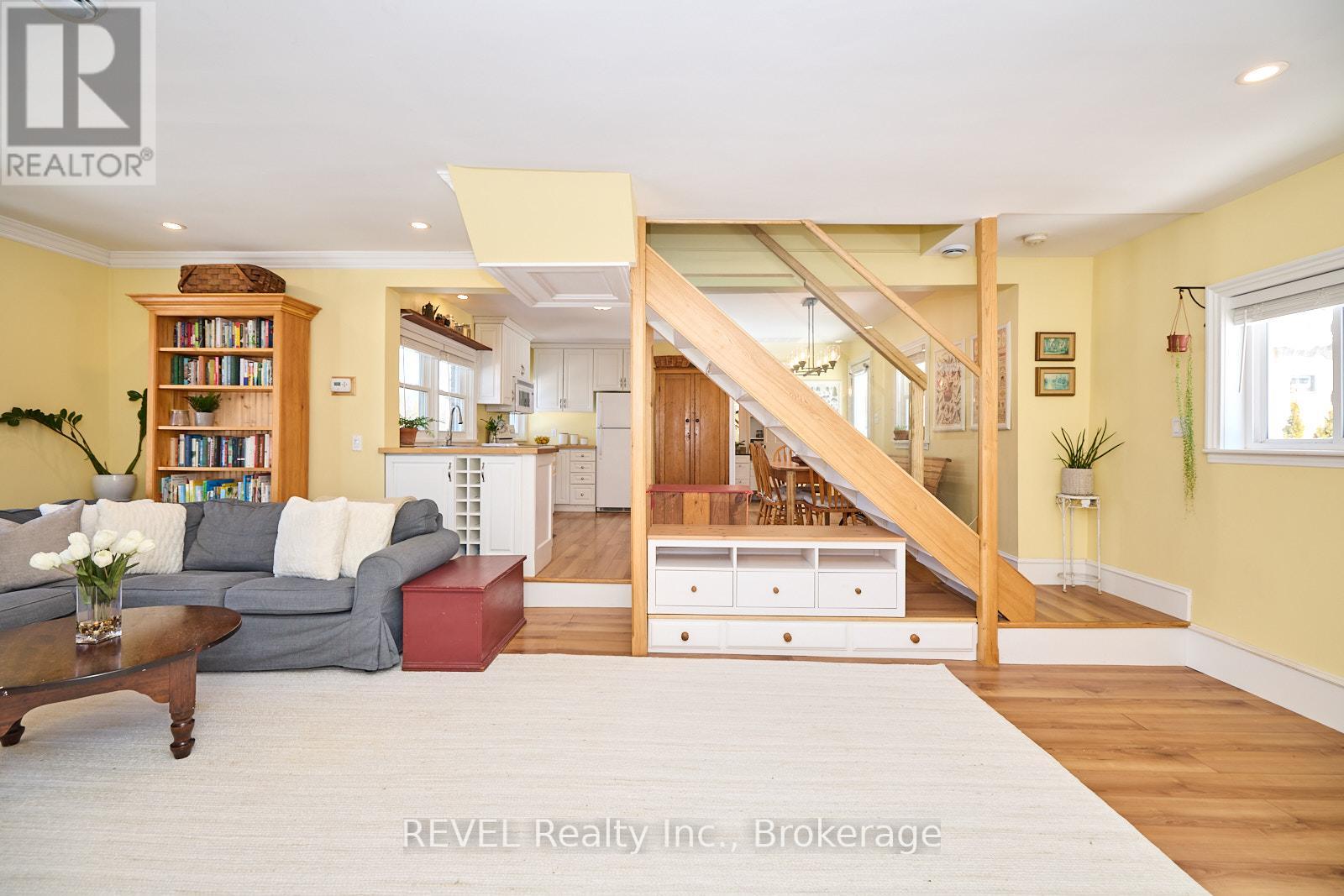 Photo 8 of 1819 Balfour Street, Pelham ON