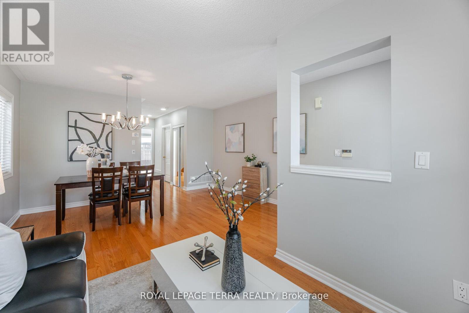 Photo 11 of 19 Valleypark Crescent, Brampton ON