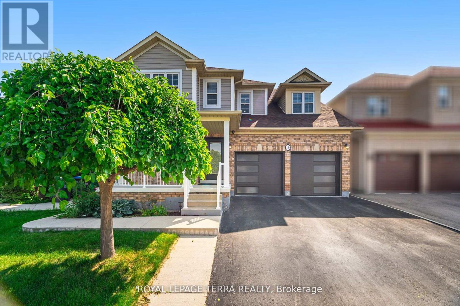 Photo 2 of 19 Valleypark Crescent, Brampton ON