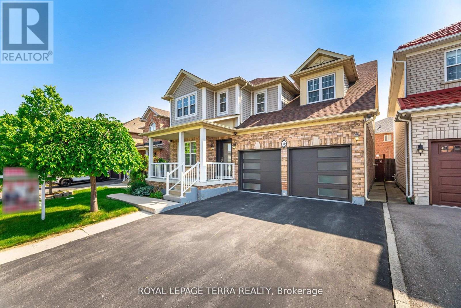 Photo 3 of 19 Valleypark Crescent, Brampton ON