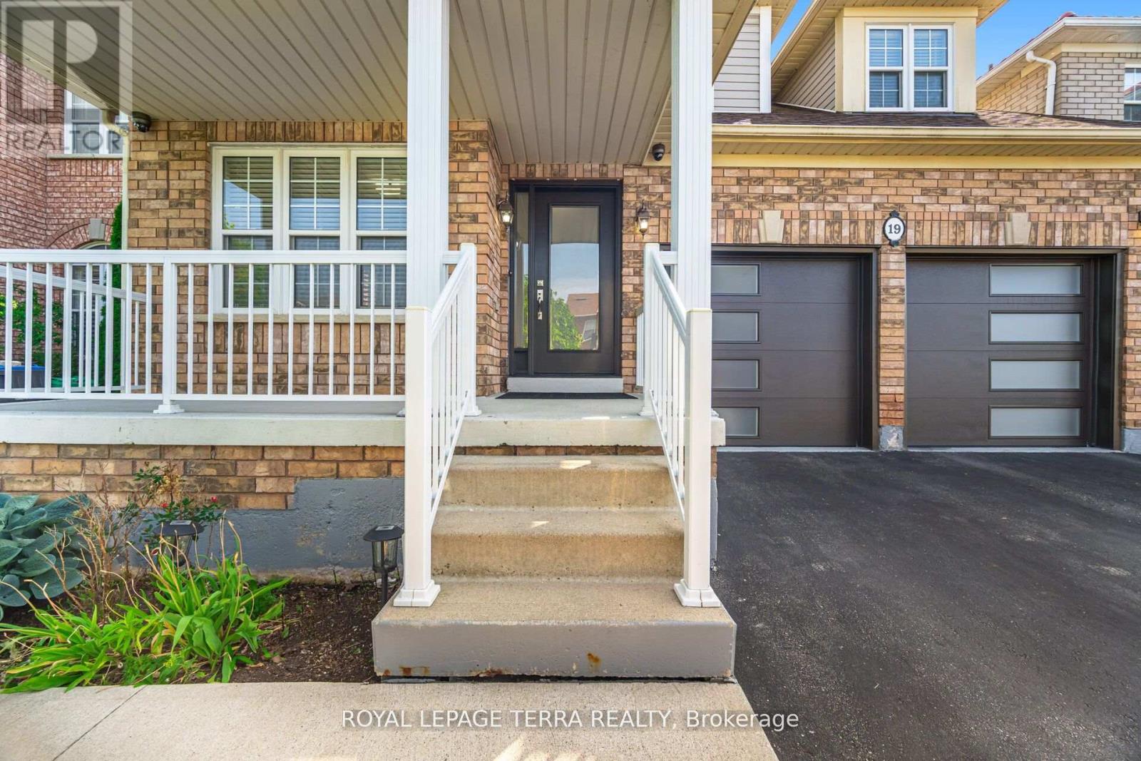Photo 5 of 19 Valleypark Crescent, Brampton ON