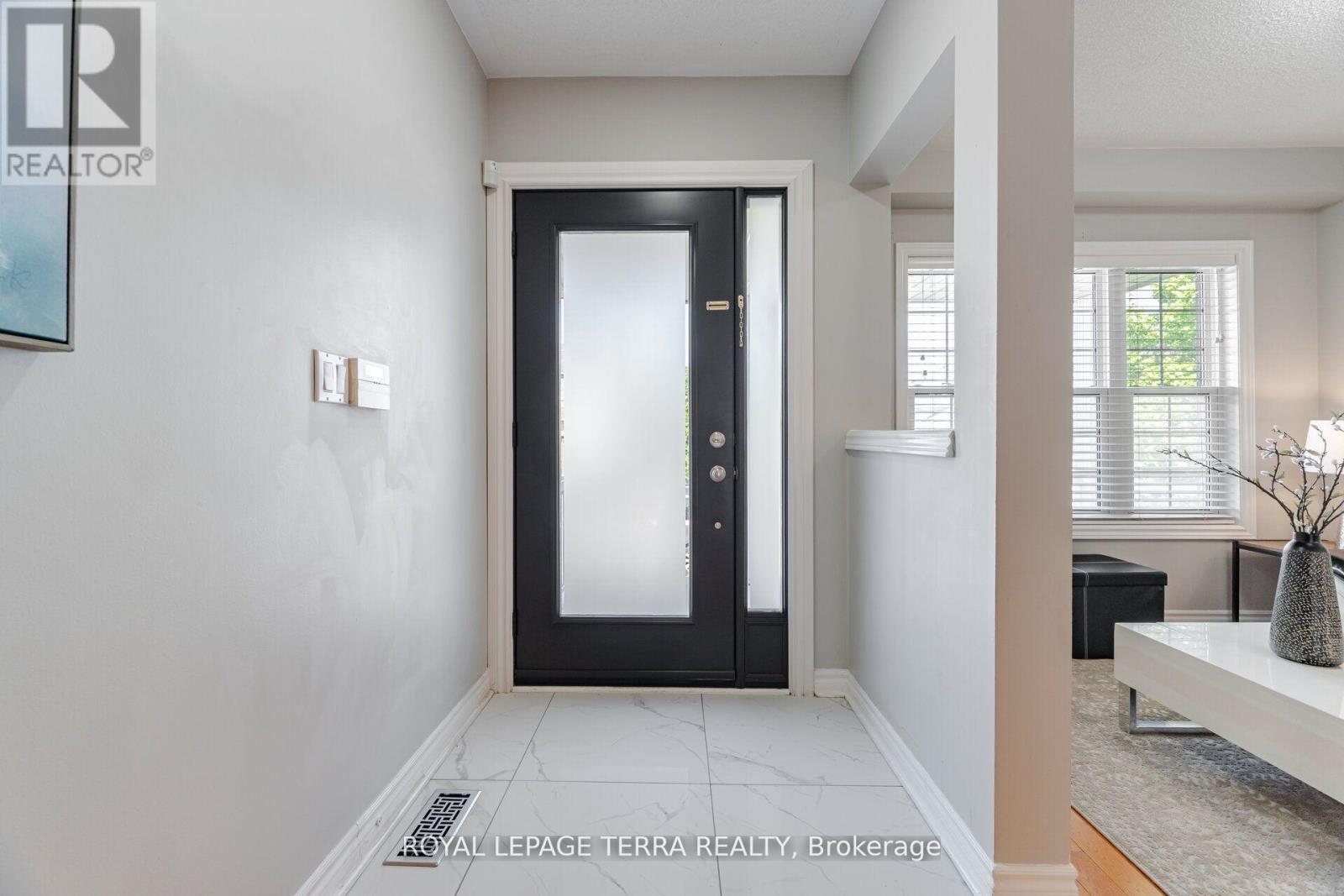 Photo 6 of 19 Valleypark Crescent, Brampton ON
