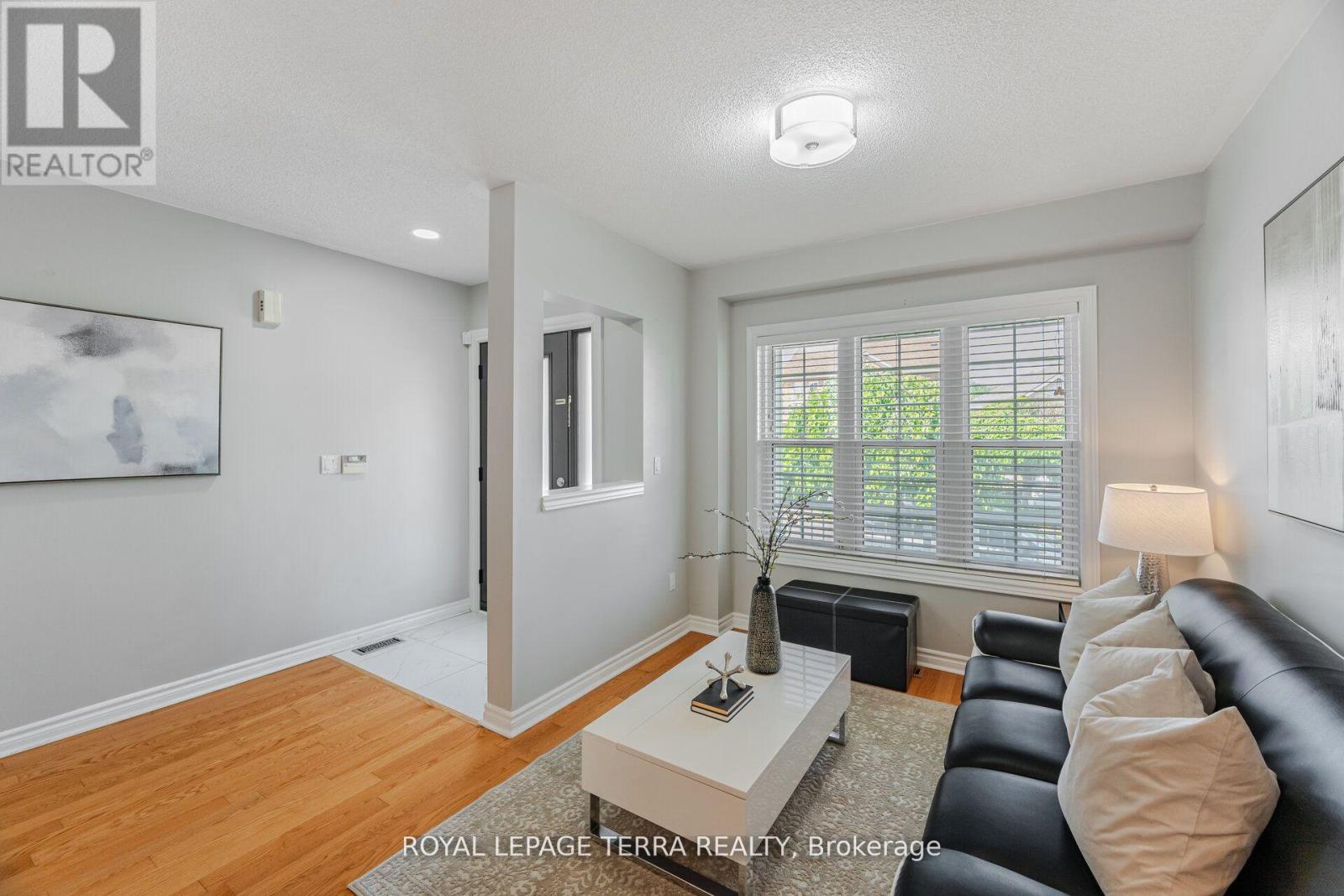 Photo 8 of 19 Valleypark Crescent, Brampton ON