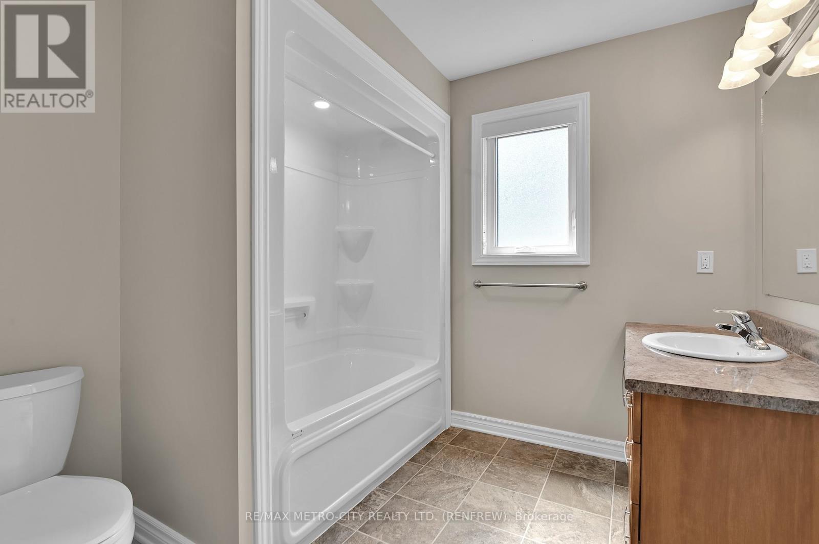 Photo 21 of 35 Otteridge Drive, Renfrew ON