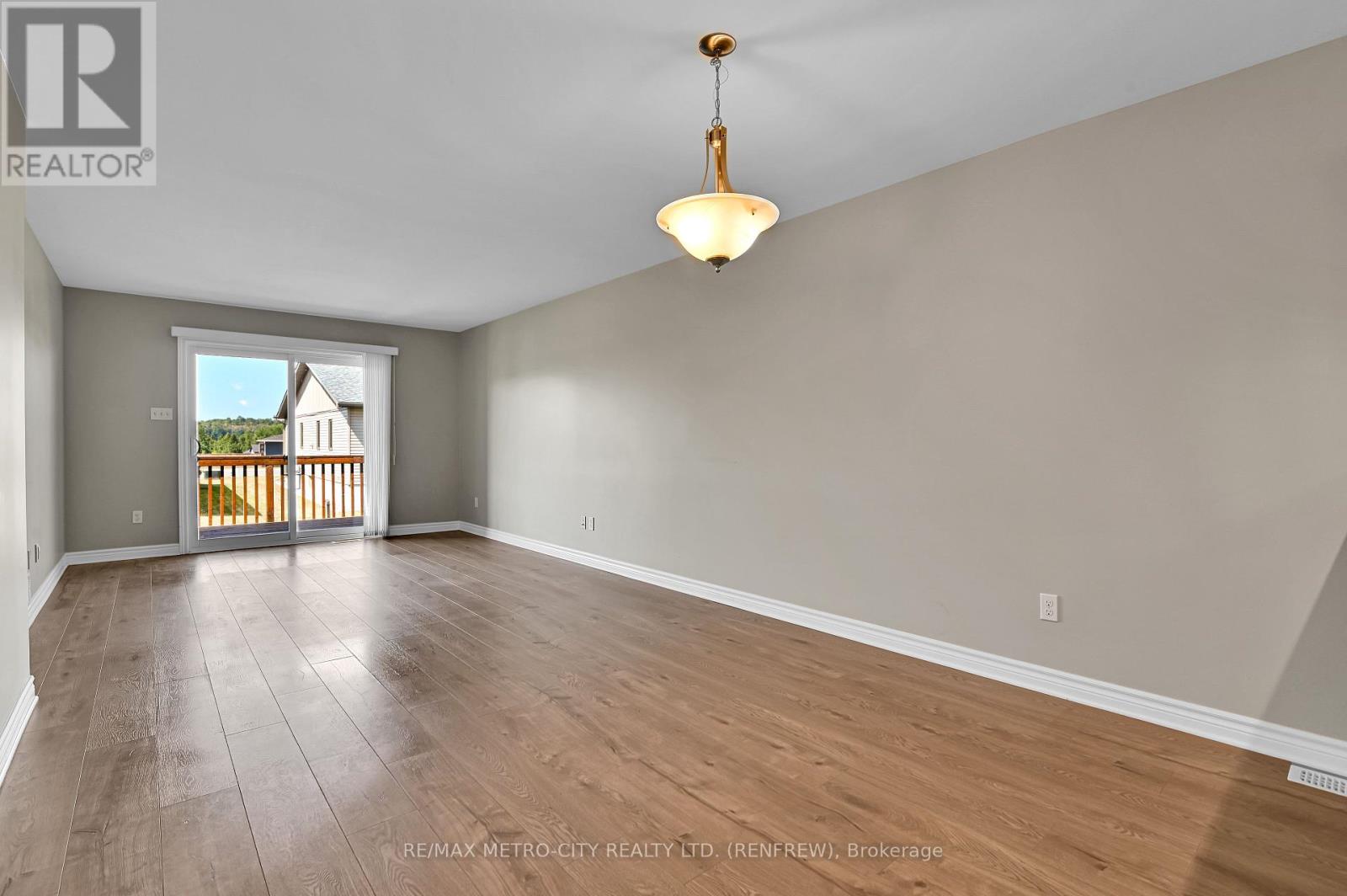Photo 12 of 35 Otteridge Drive, Renfrew ON