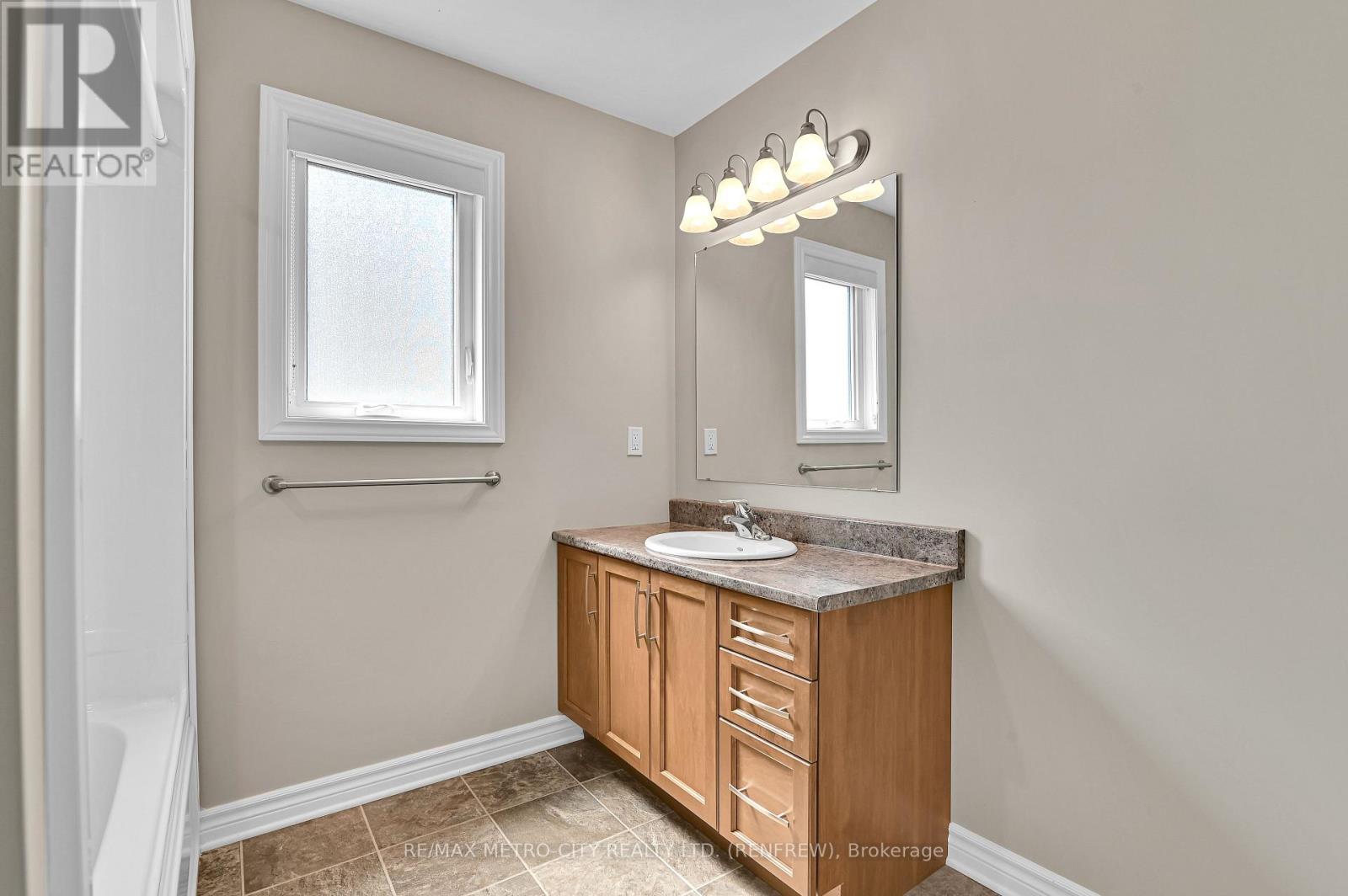 Photo 22 of 35 Otteridge Drive, Renfrew ON