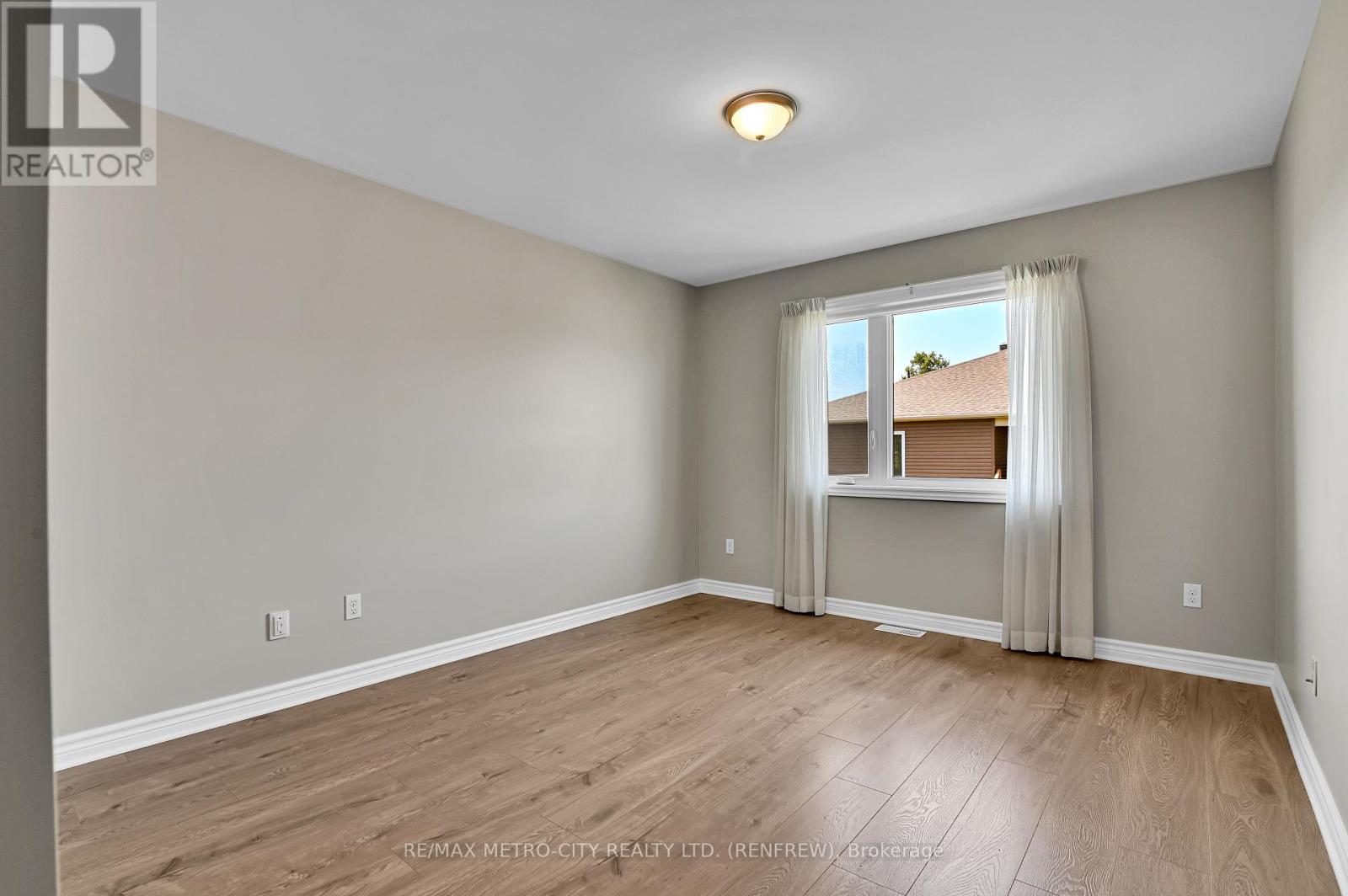 Photo 24 of 35 Otteridge Drive, Renfrew ON