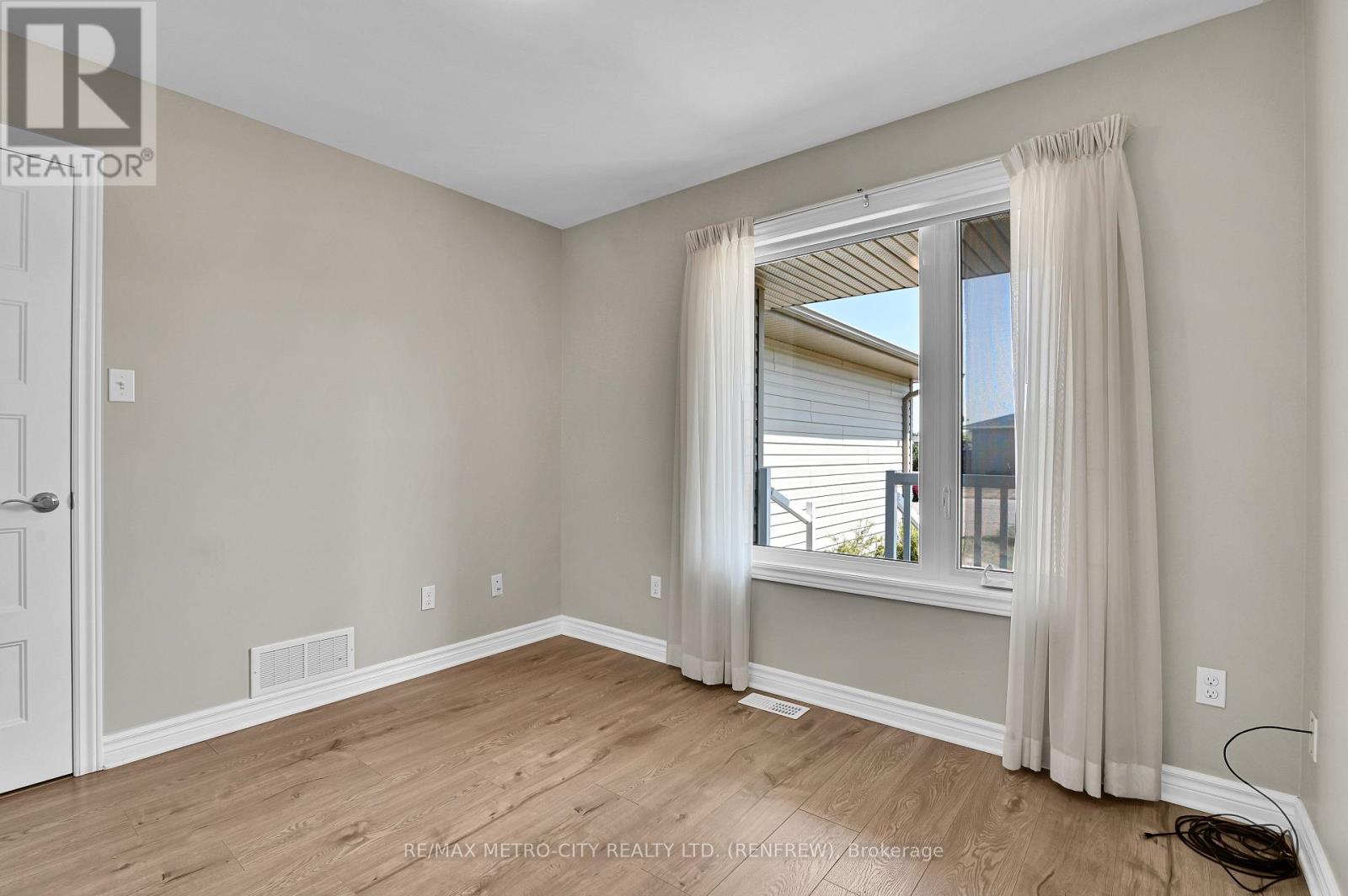 Photo 19 of 35 Otteridge Drive, Renfrew ON