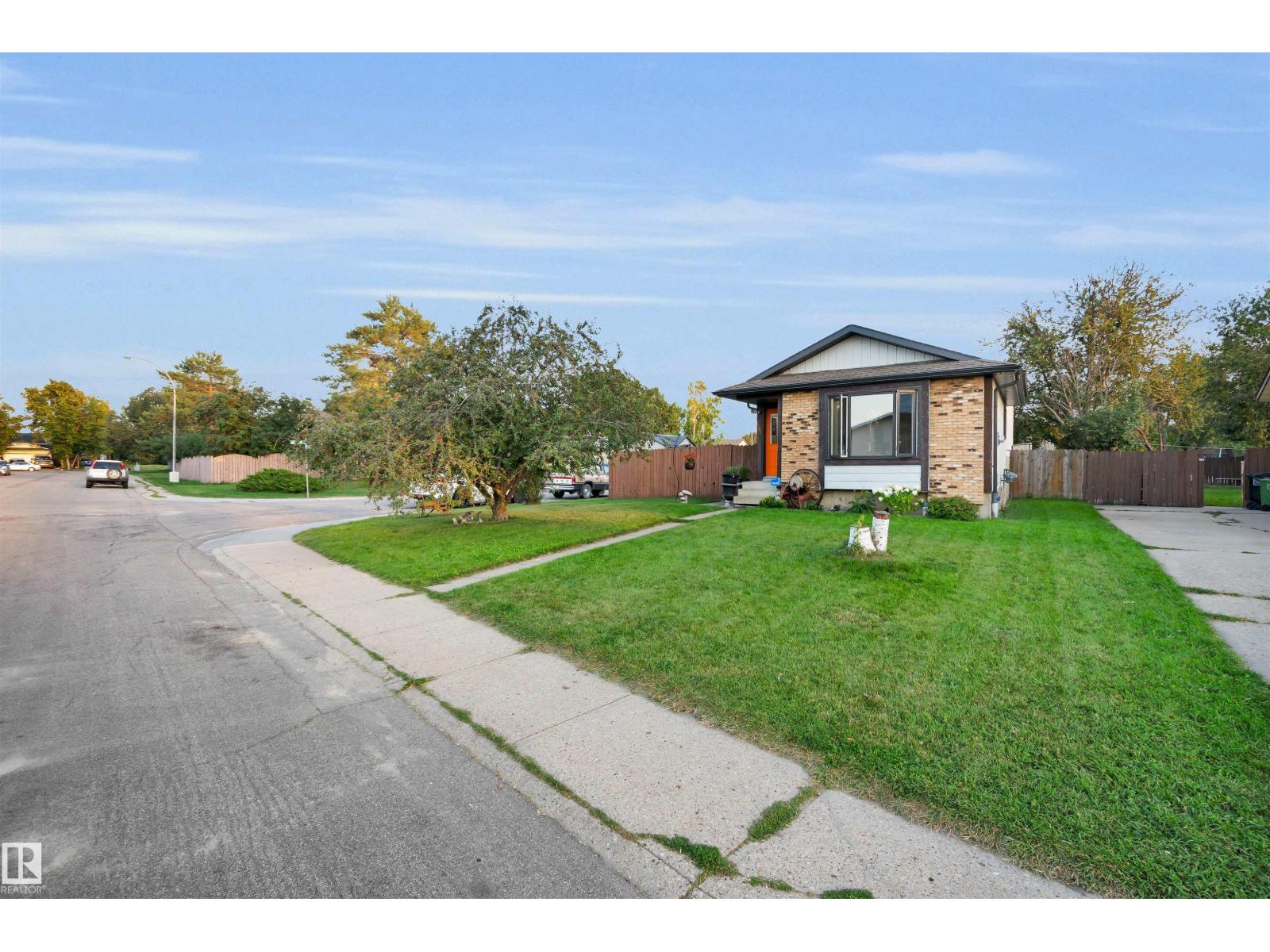 Photo 3 of 6303 11 Av Nw, Edmonton AB
