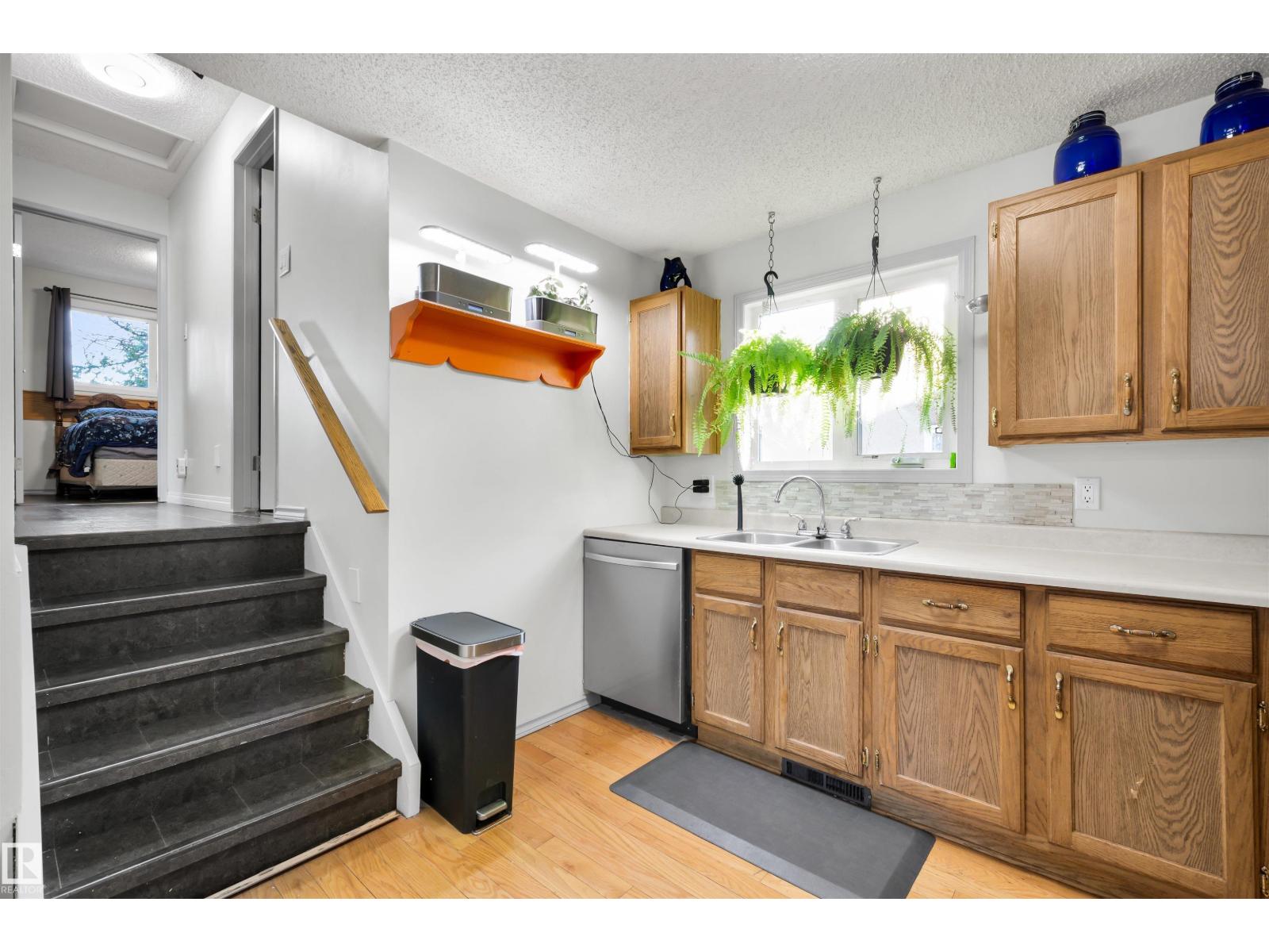 Photo 9 of 6303 11 Av Nw, Edmonton AB