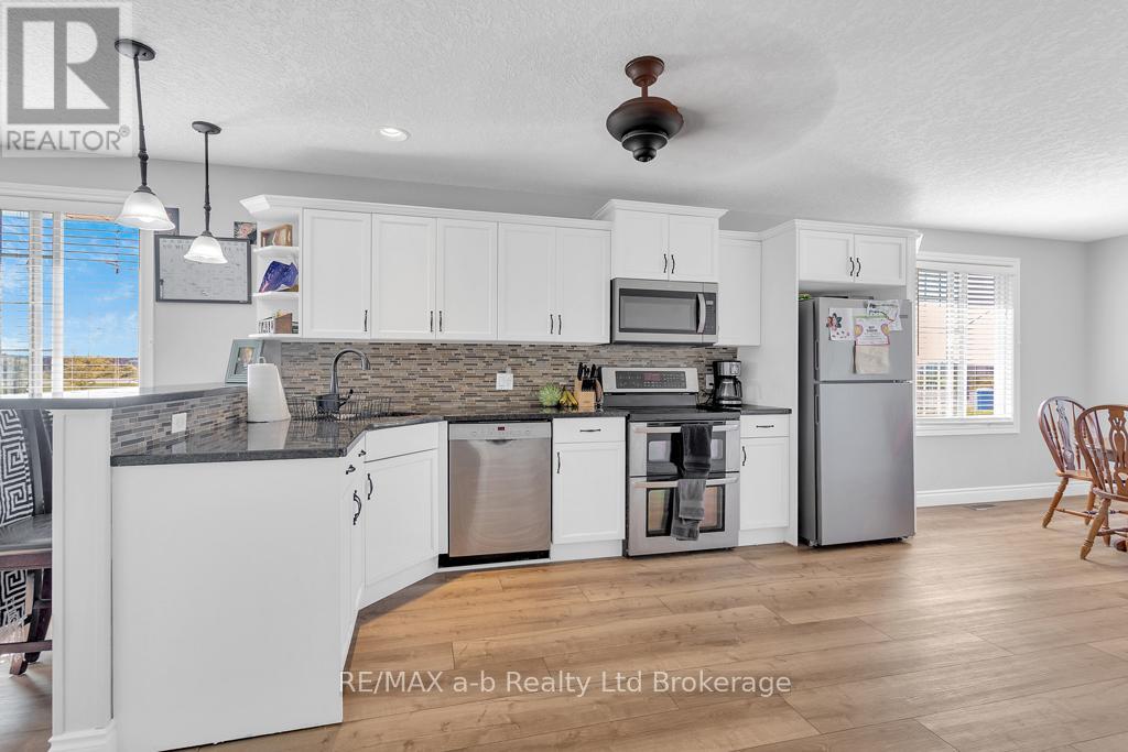 Photo 12 of 72 Ponsford Place, St Thomas ON