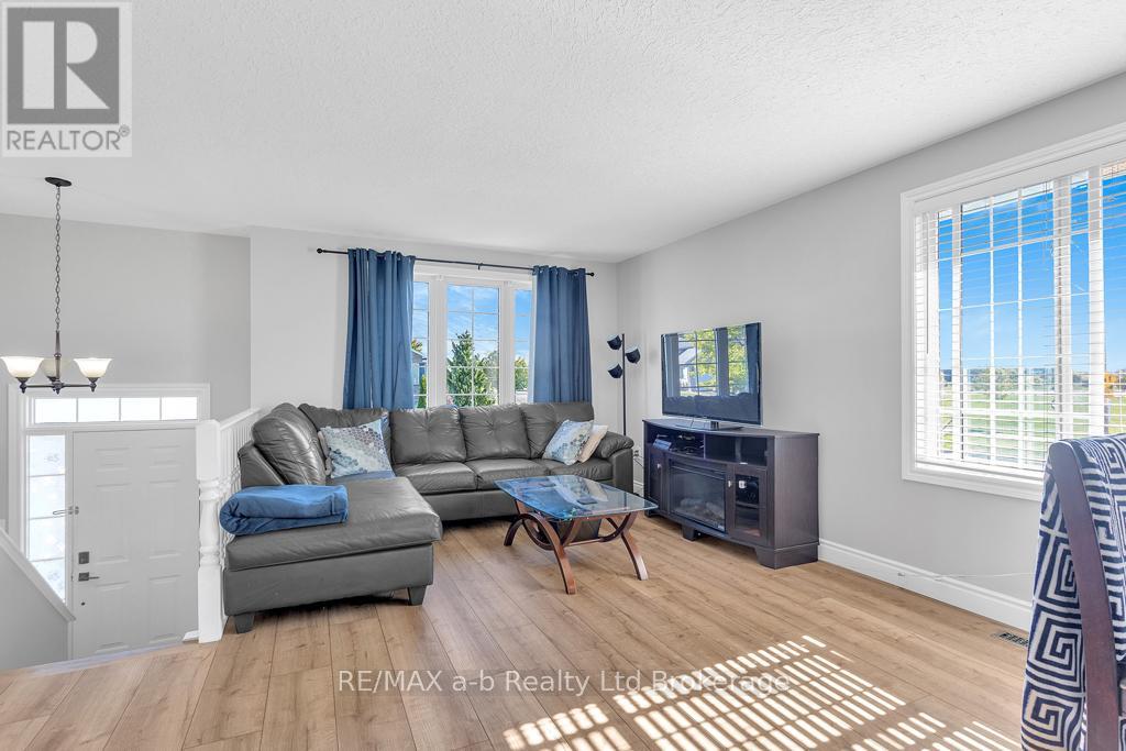 Photo 5 of 72 Ponsford Place, St Thomas ON