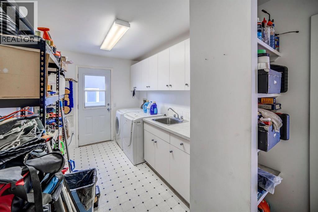 Photo 19 of 2925 Signal Hill Heights Sw, Calgary AB