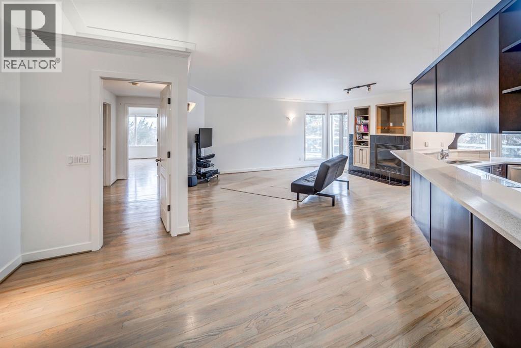 Photo 10 of 2925 Signal Hill Heights Sw, Calgary AB