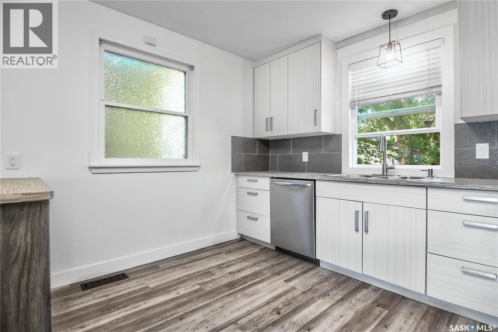 Photo 12 of 711 L Avenue S, Saskatoon SK
