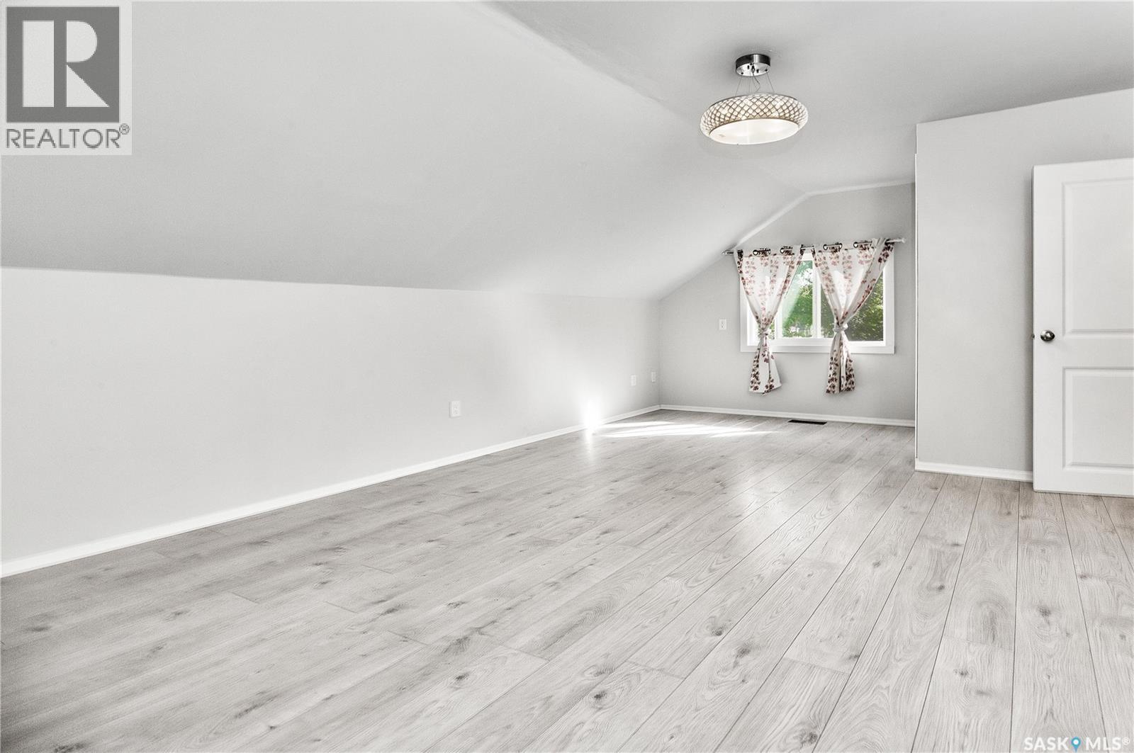 Photo 14 of 711 L Avenue S, Saskatoon SK