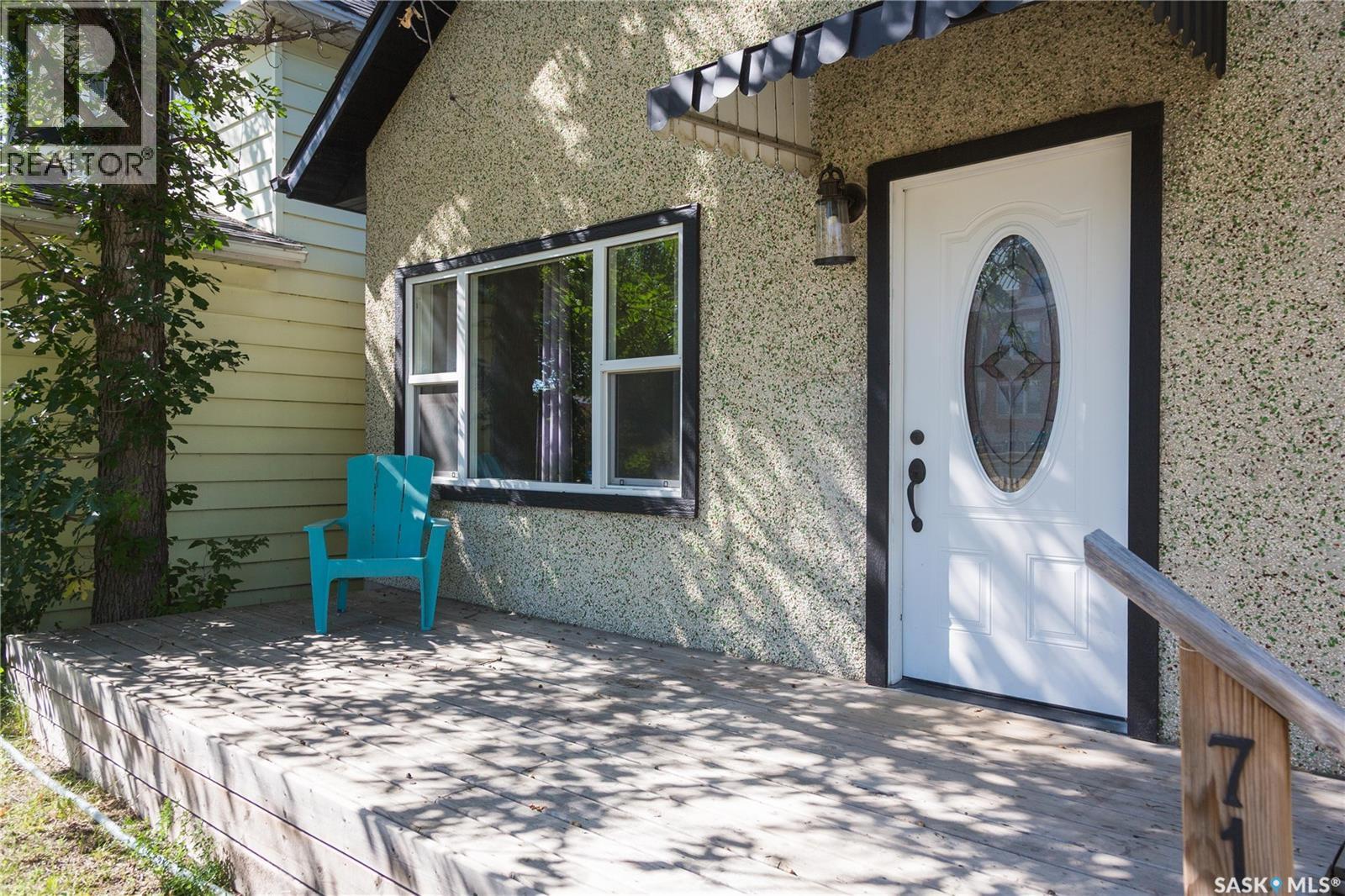 Photo 2 of 711 L Avenue S, Saskatoon SK