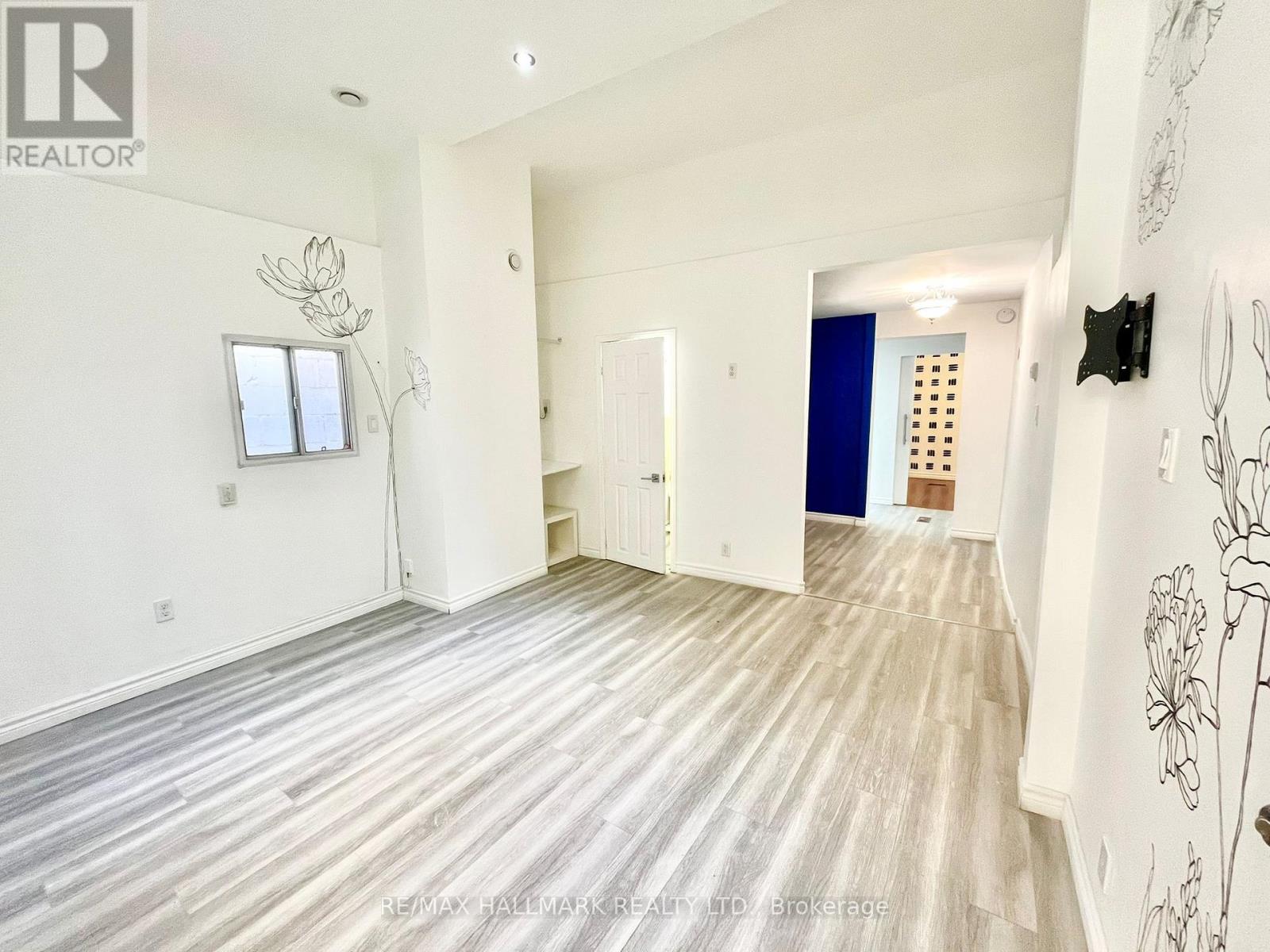 Photo 2 of Main 866 Bathurst Street, Toronto ON