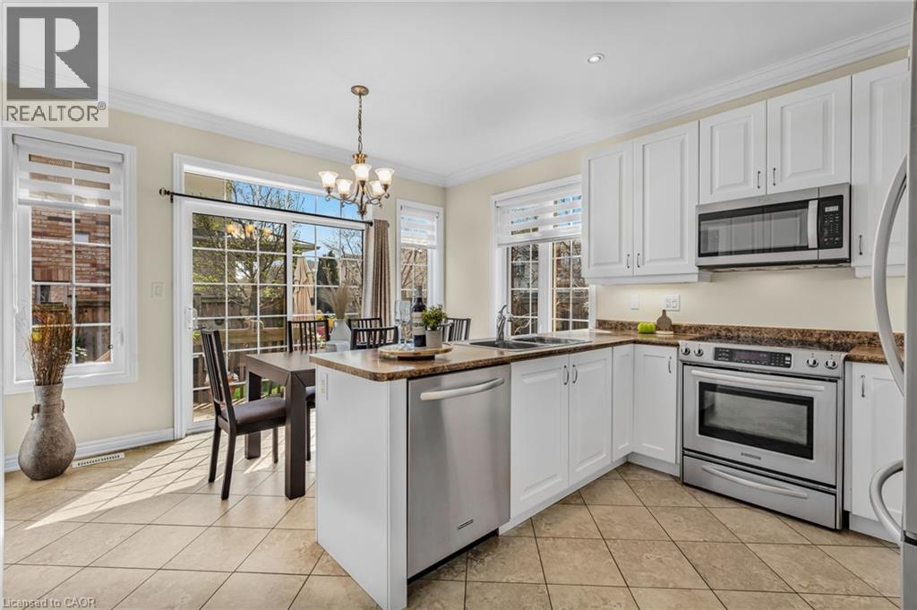 Photo 14 of 3308 Granite Gate, Burlington ON