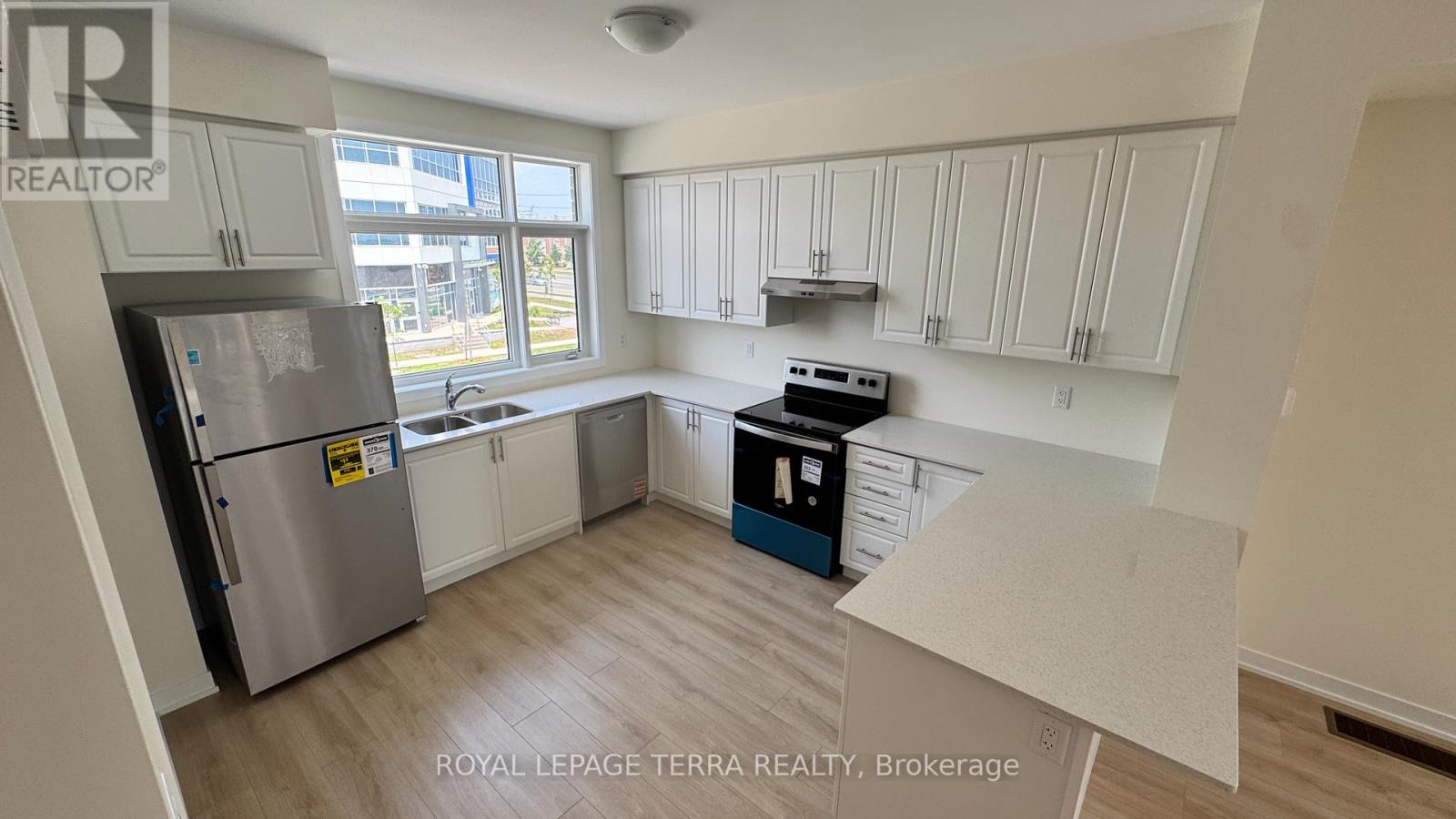 Photo 5 of 111 1695 Dersan Street, Pickering ON