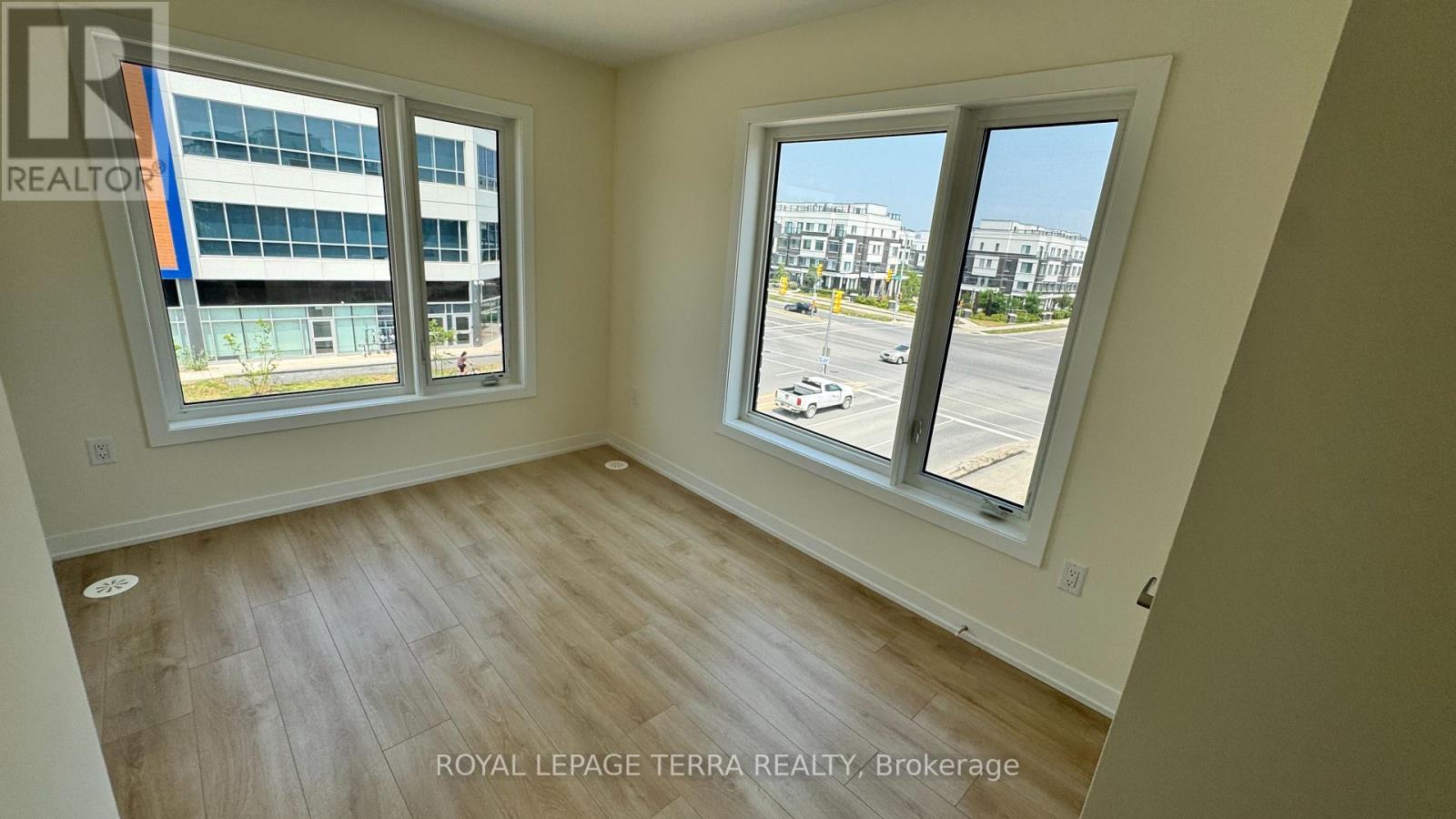 Photo 9 of 111 1695 Dersan Street, Pickering ON