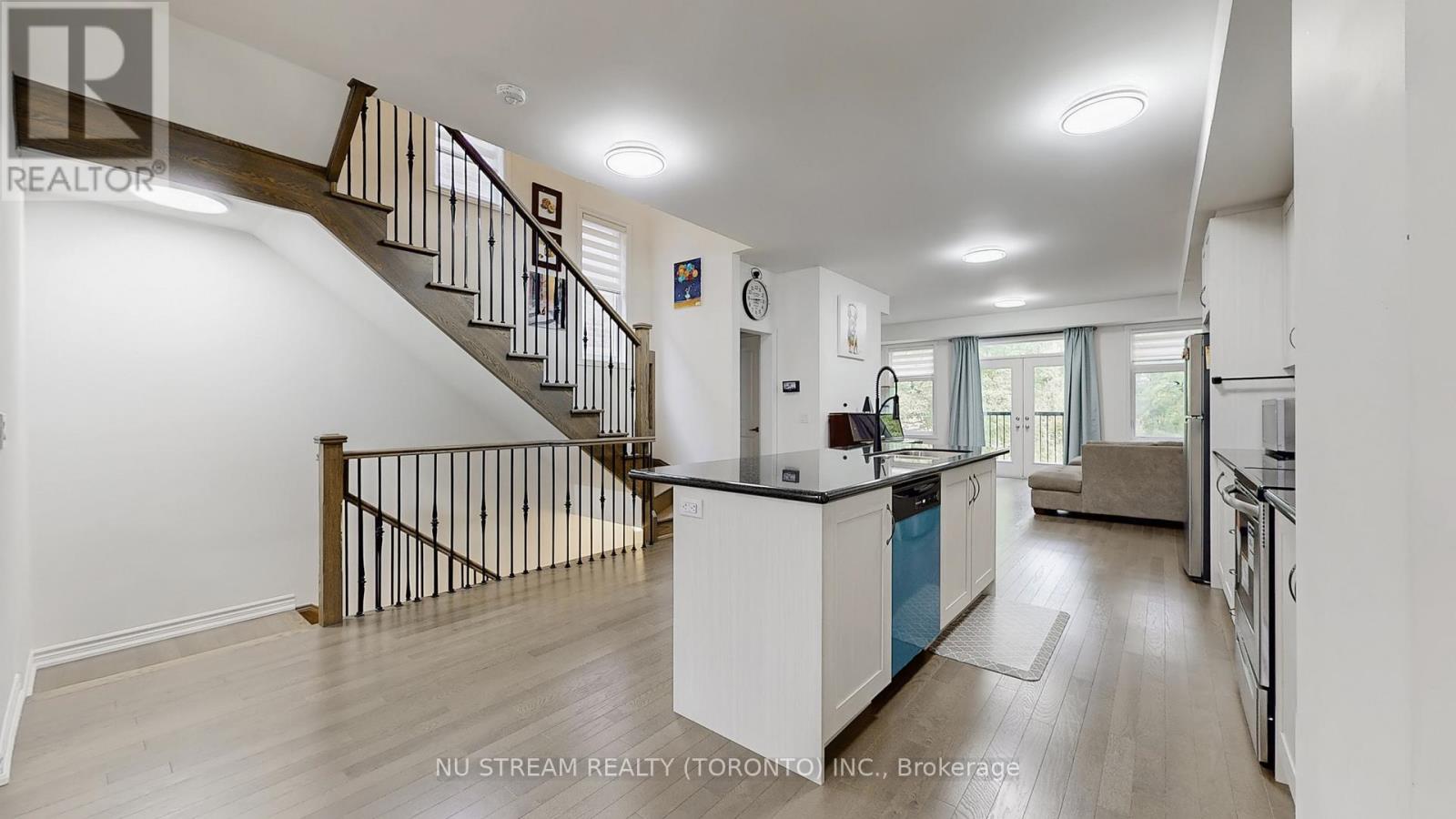 Photo 10 of 76 Puisaya Drive, Richmond Hill ON