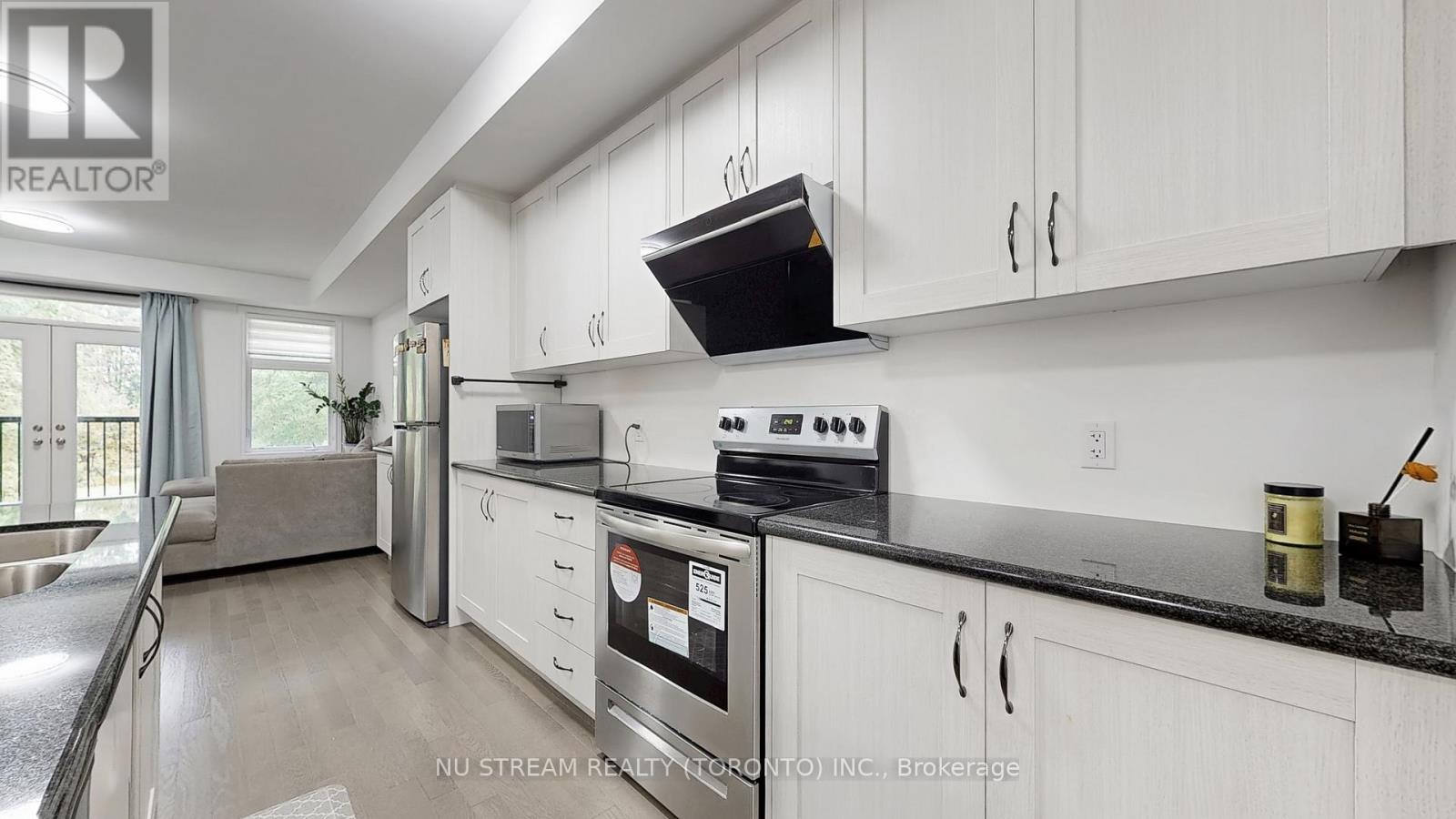 Photo 11 of 76 Puisaya Drive, Richmond Hill ON