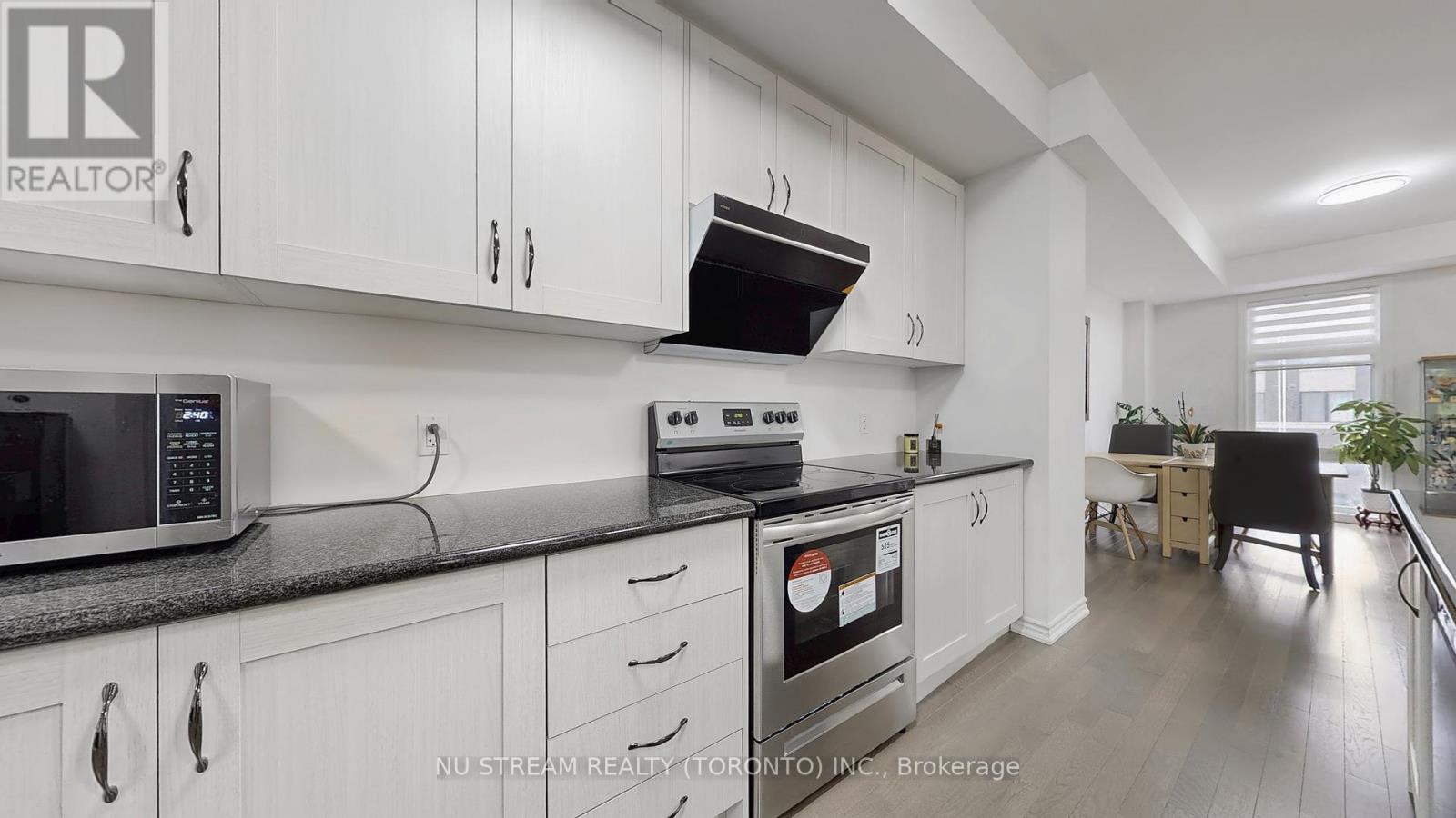 Photo 12 of 76 Puisaya Drive, Richmond Hill ON