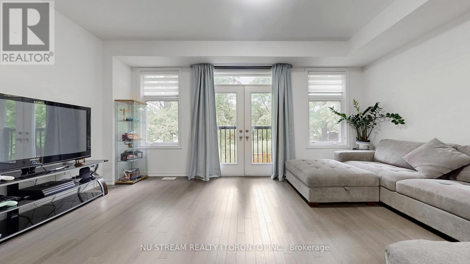 Photo 2 of 76 Puisaya Drive, Richmond Hill ON