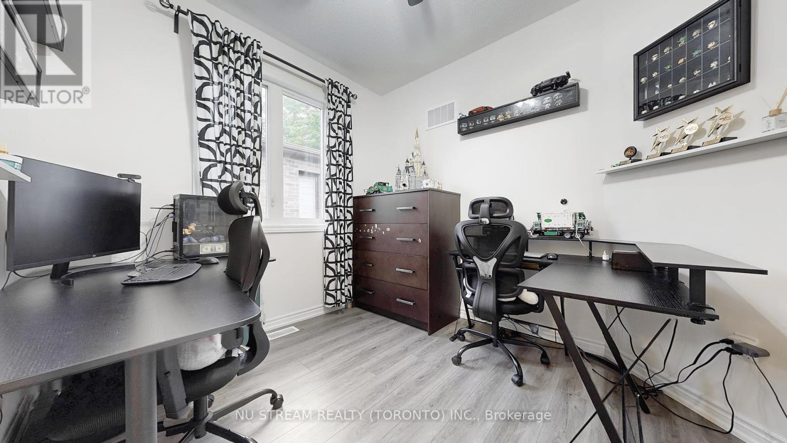 Photo 26 of 76 Puisaya Drive, Richmond Hill ON