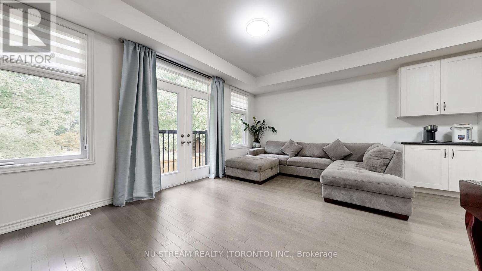 Photo 3 of 76 Puisaya Drive, Richmond Hill ON