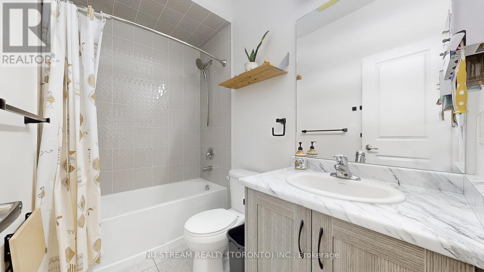 Photo 30 of 76 Puisaya Drive, Richmond Hill ON