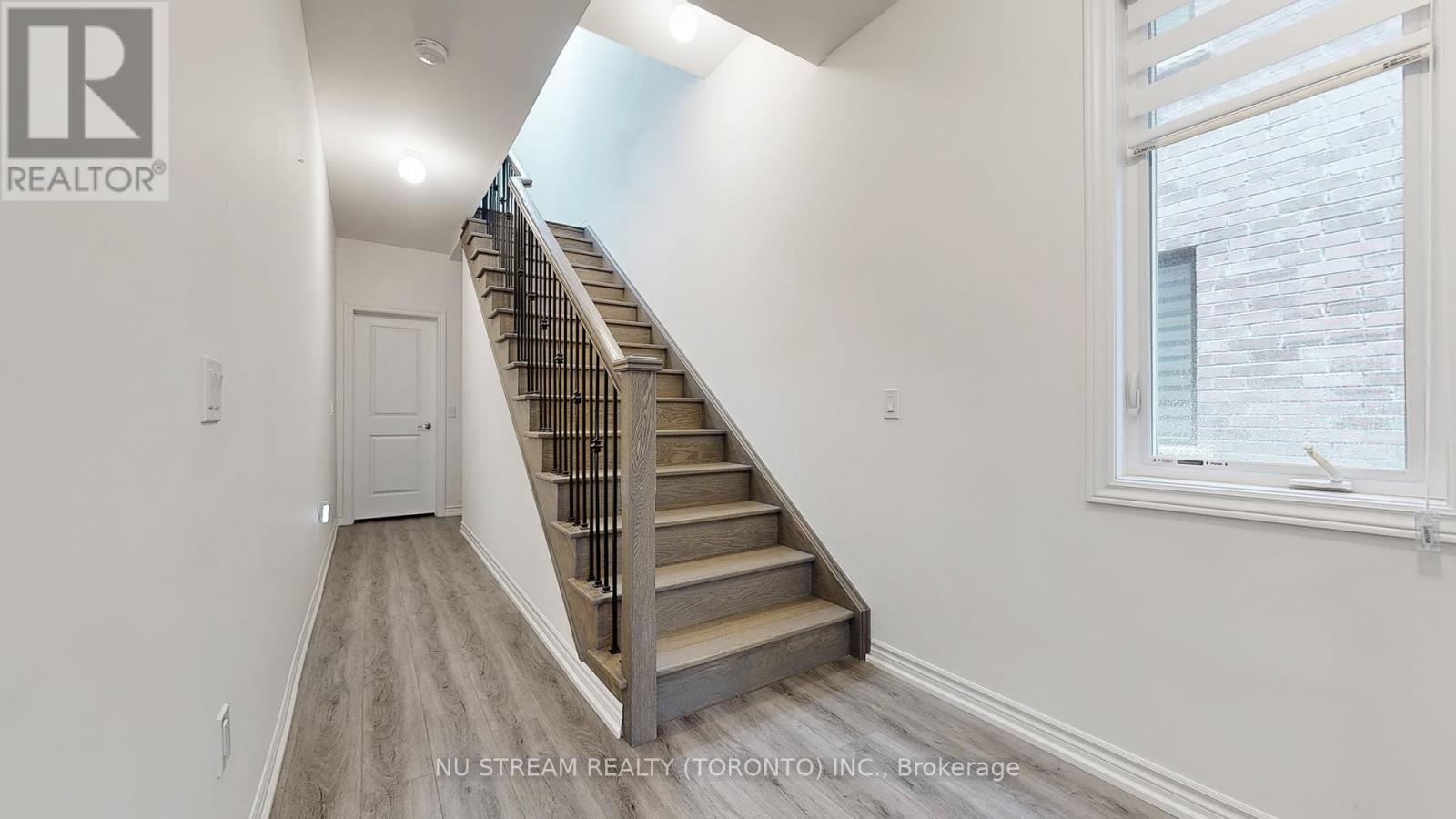 Photo 32 of 76 Puisaya Drive, Richmond Hill ON
