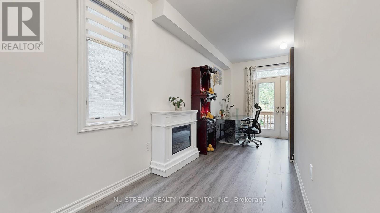 Photo 33 of 76 Puisaya Drive, Richmond Hill ON