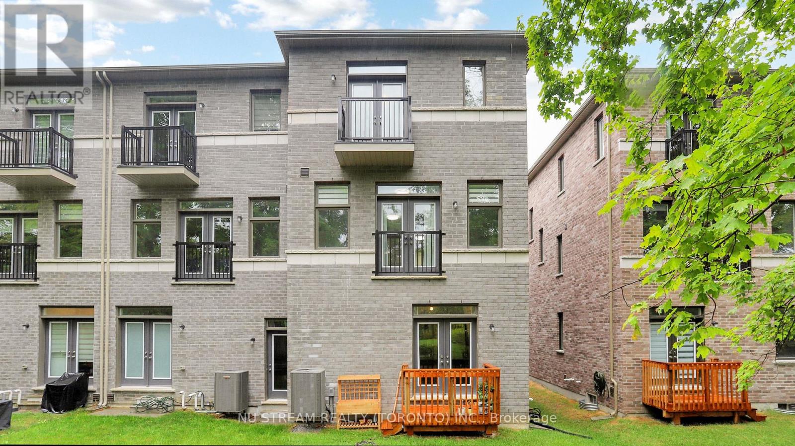 Photo 39 of 76 Puisaya Drive, Richmond Hill ON