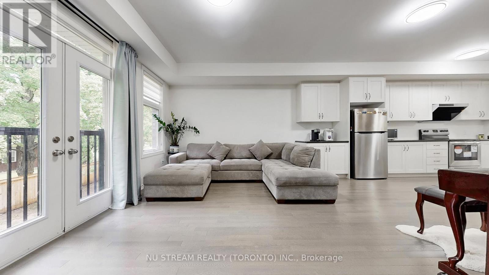 Photo 4 of 76 Puisaya Drive, Richmond Hill ON