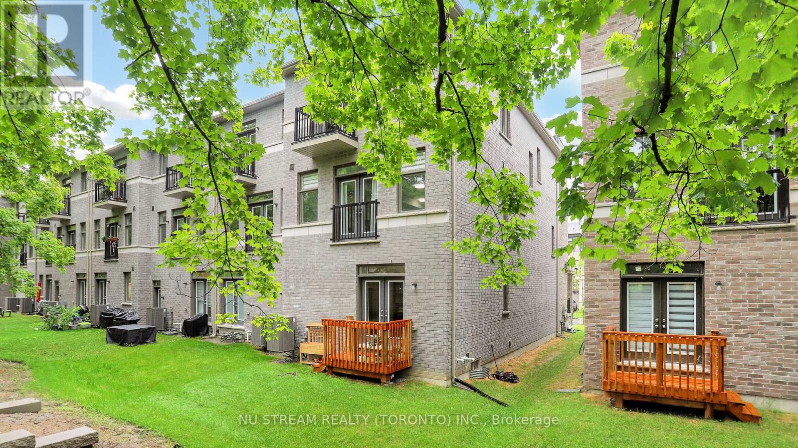 Photo 40 of 76 Puisaya Drive, Richmond Hill ON