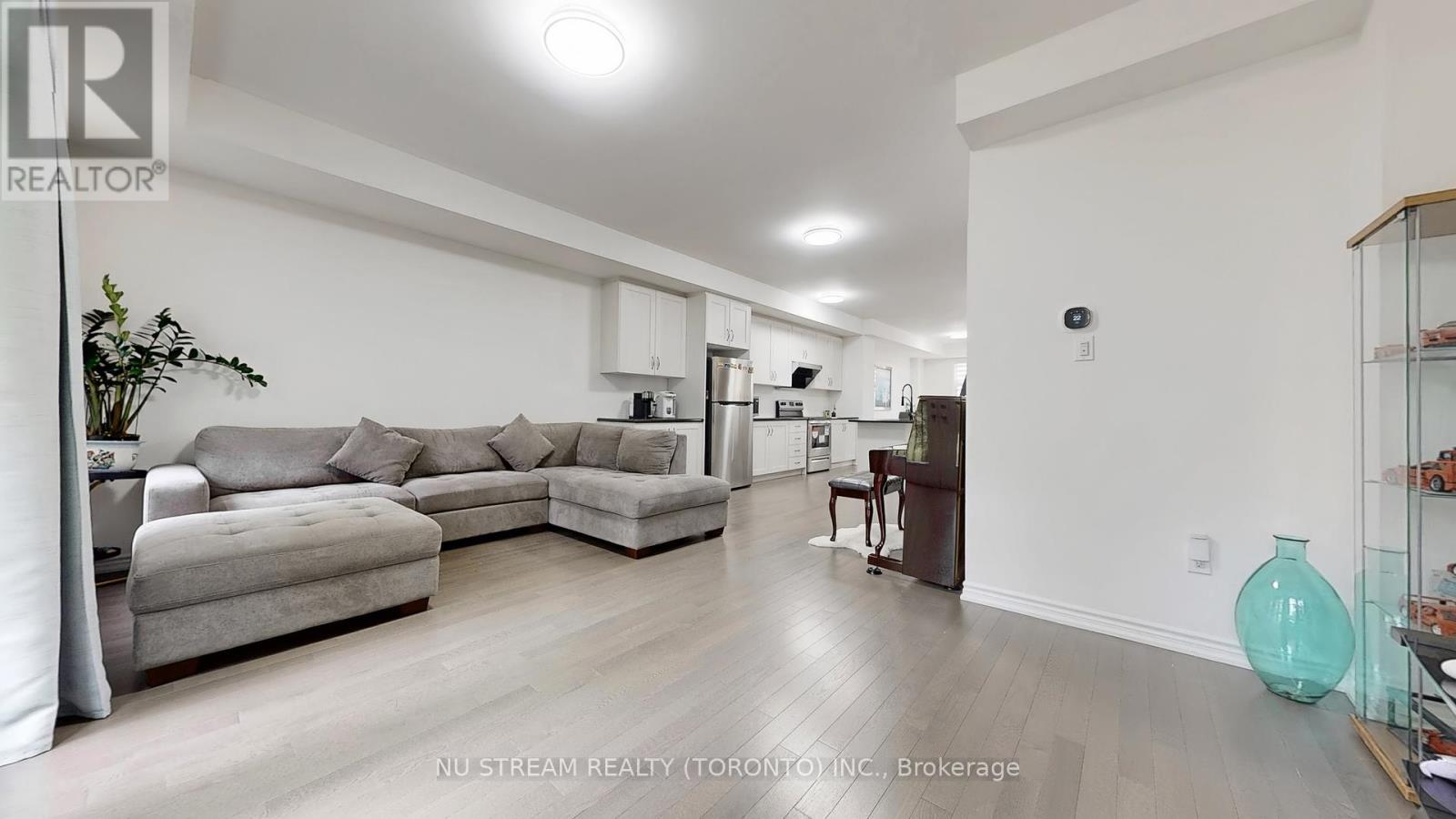 Photo 5 of 76 Puisaya Drive, Richmond Hill ON